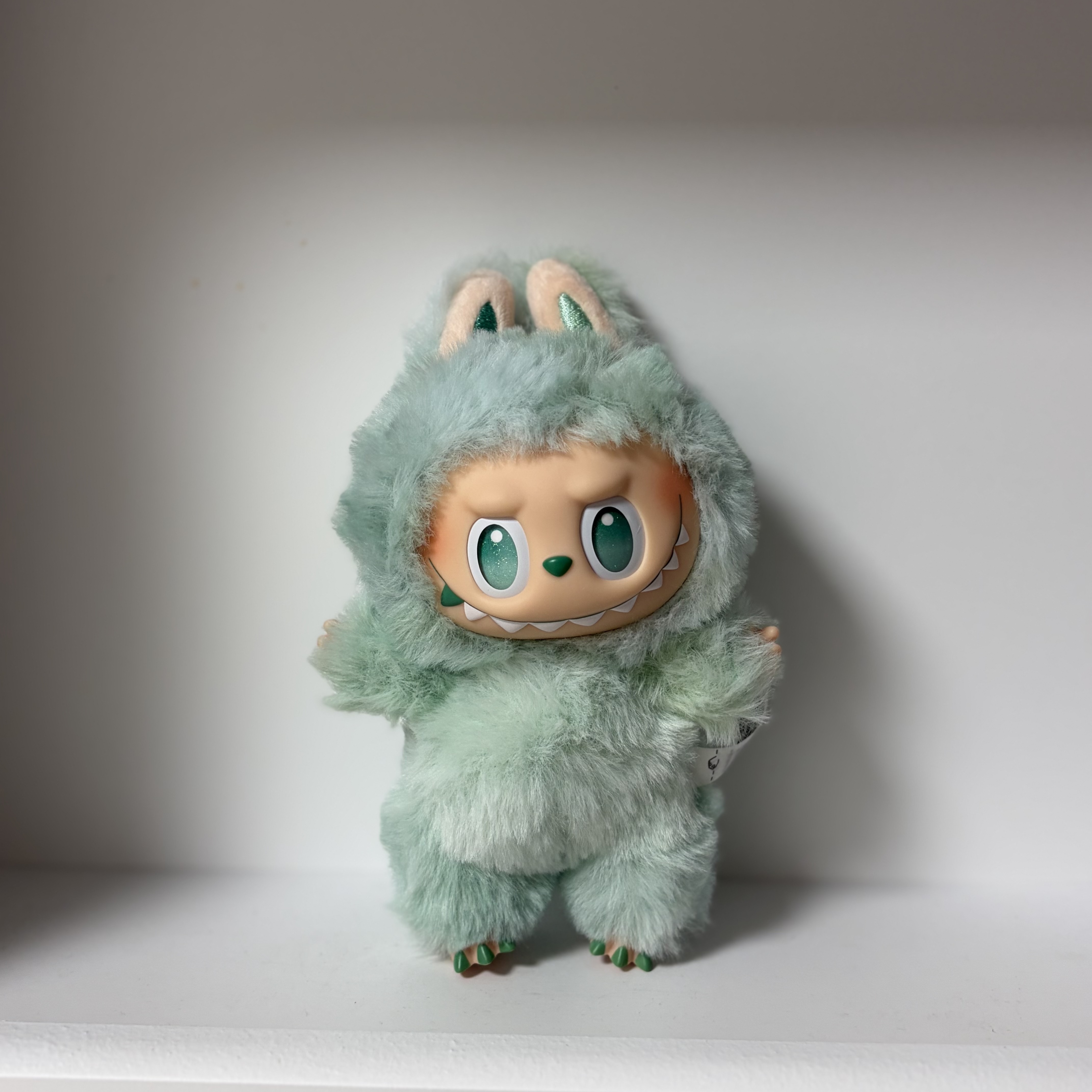 Pop Mart Labubu The Monsters Highlight Series Sealed Case (1 Blind Box) 착용 스타일