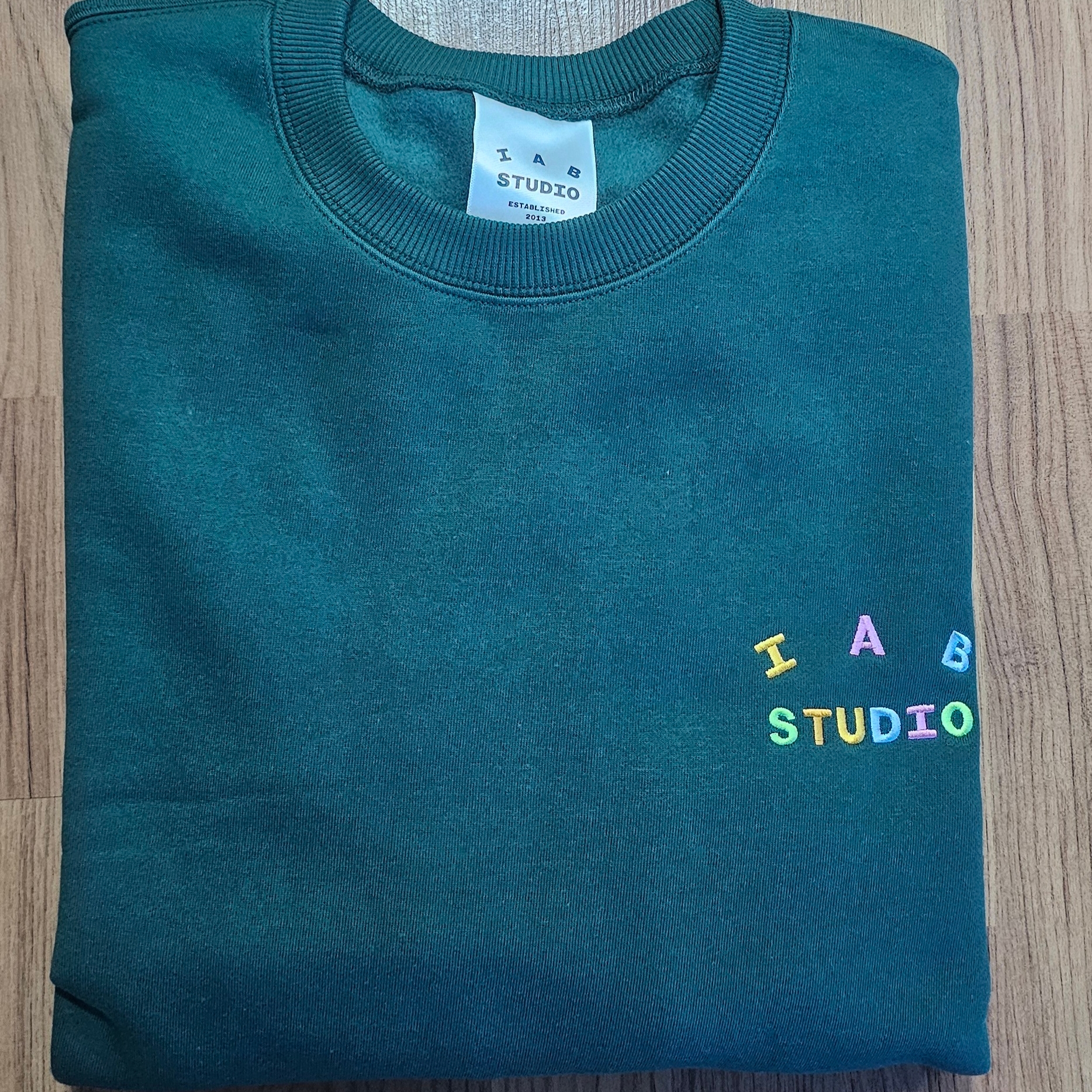 IAB Studio IAB Embroid Sweatshirt Green 착용 스타일 - 1
