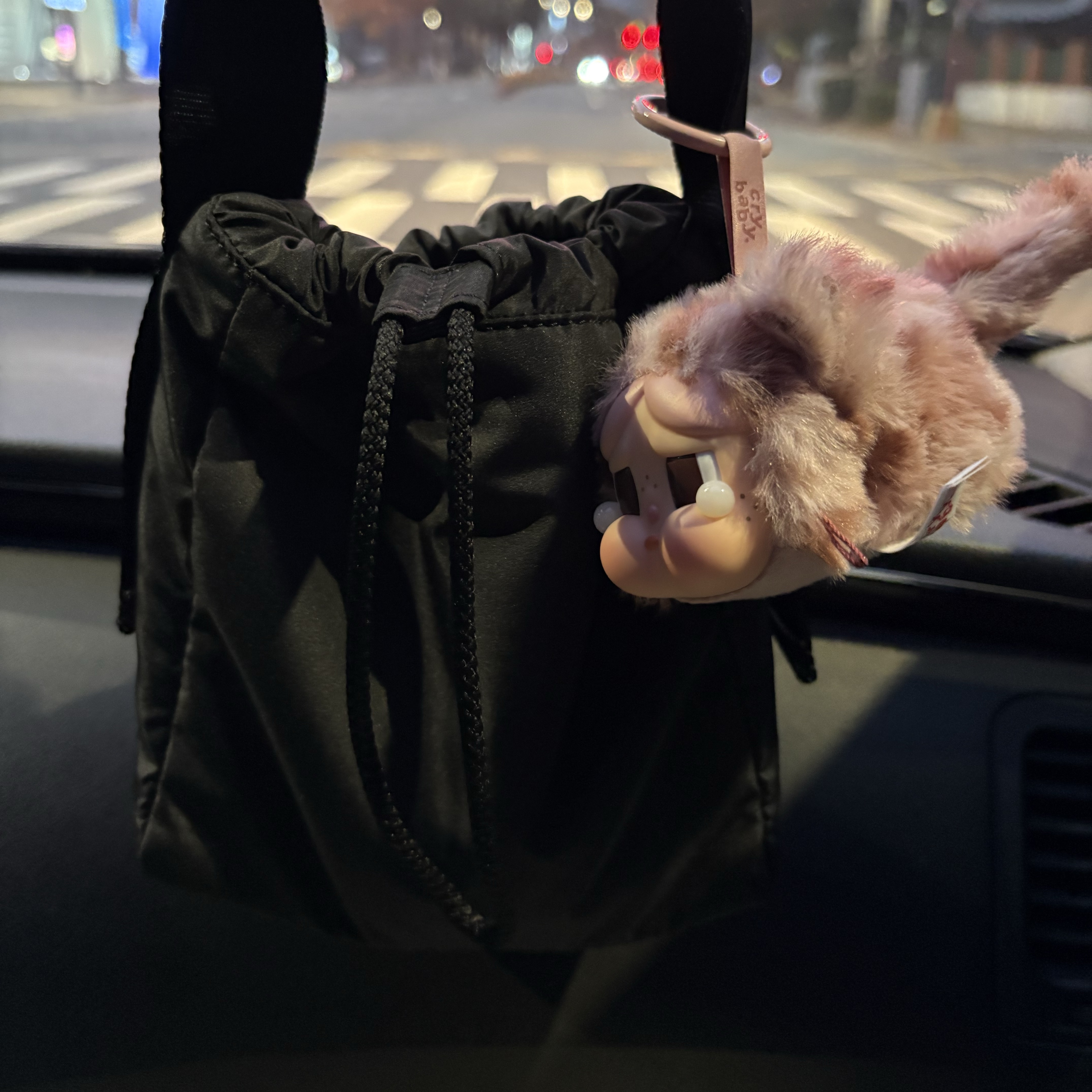 Ganni Tech Pouch Tote Bag Black, Pop Mart Crybaby Wild But Cutie Series Vinyl Plush Pendant Pink Cutie (Opened Case) 착용 스타일