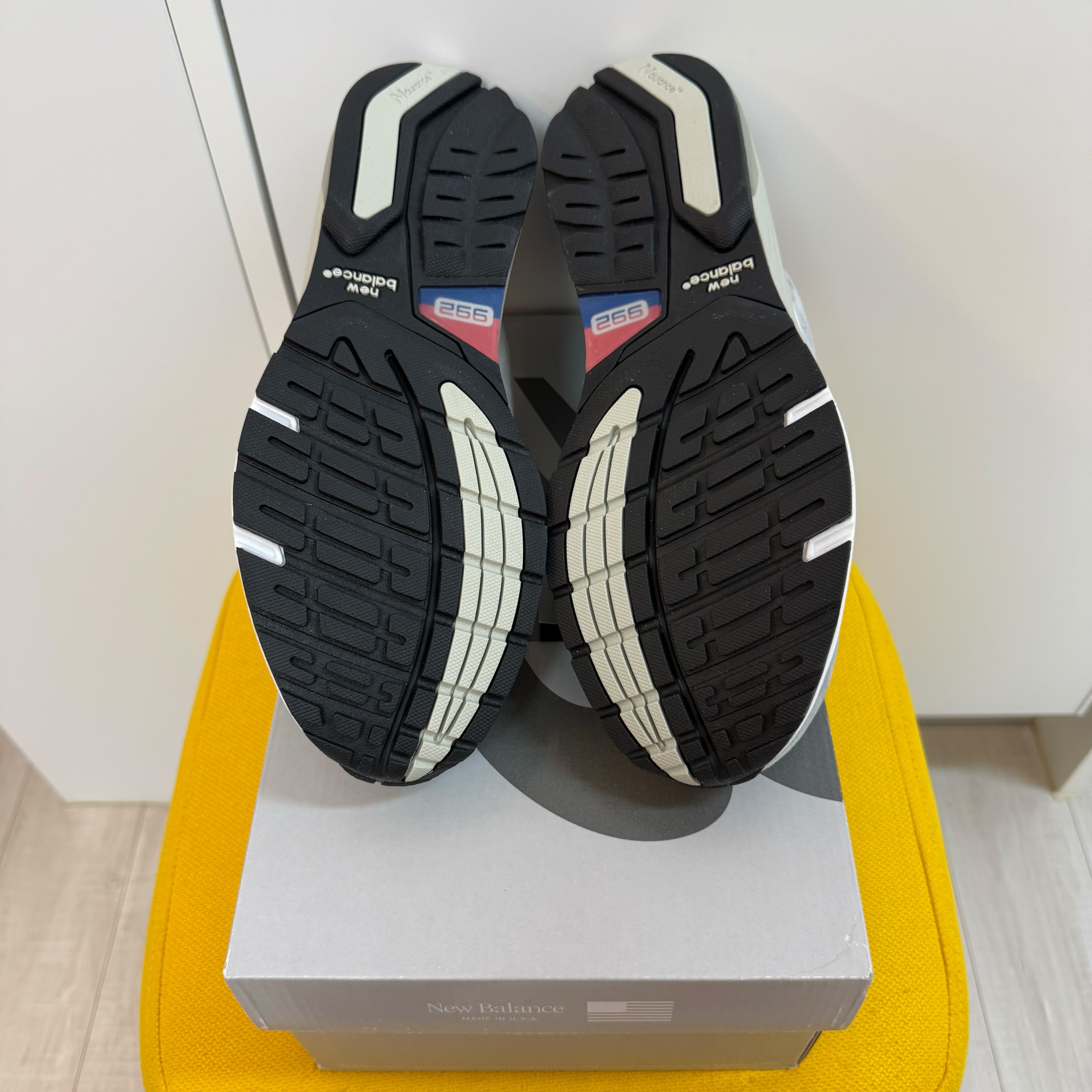 New Balance 992 Made in USA Core Grey Silver Metallic 착용 스타일 - 4