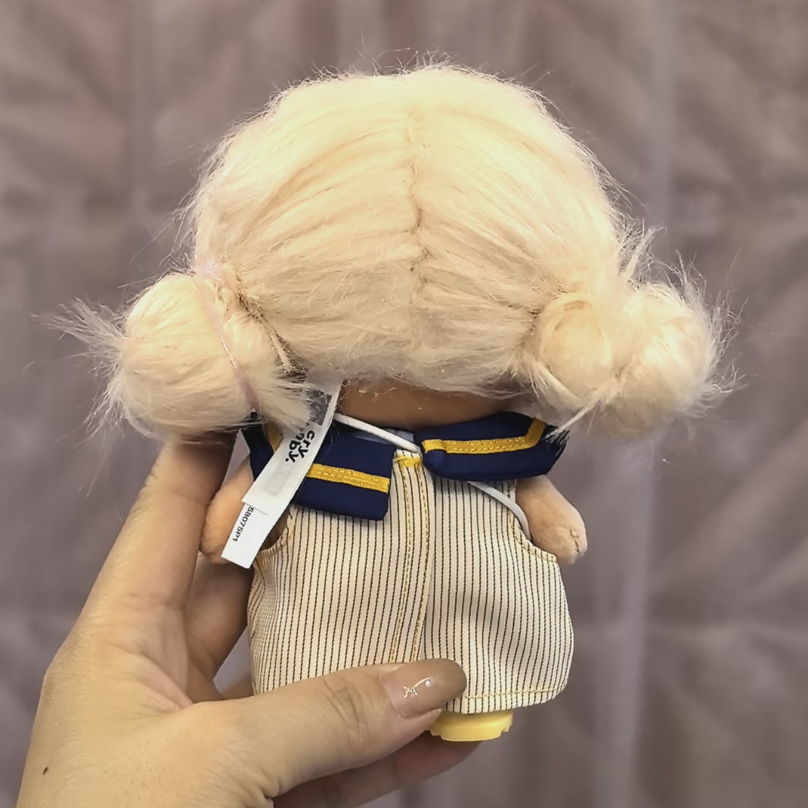 Pop Mart Crybaby Vacation Mode On Series Vinyl Plush Pendant Chilling on the Beach (Opened Case) 착용 스타일