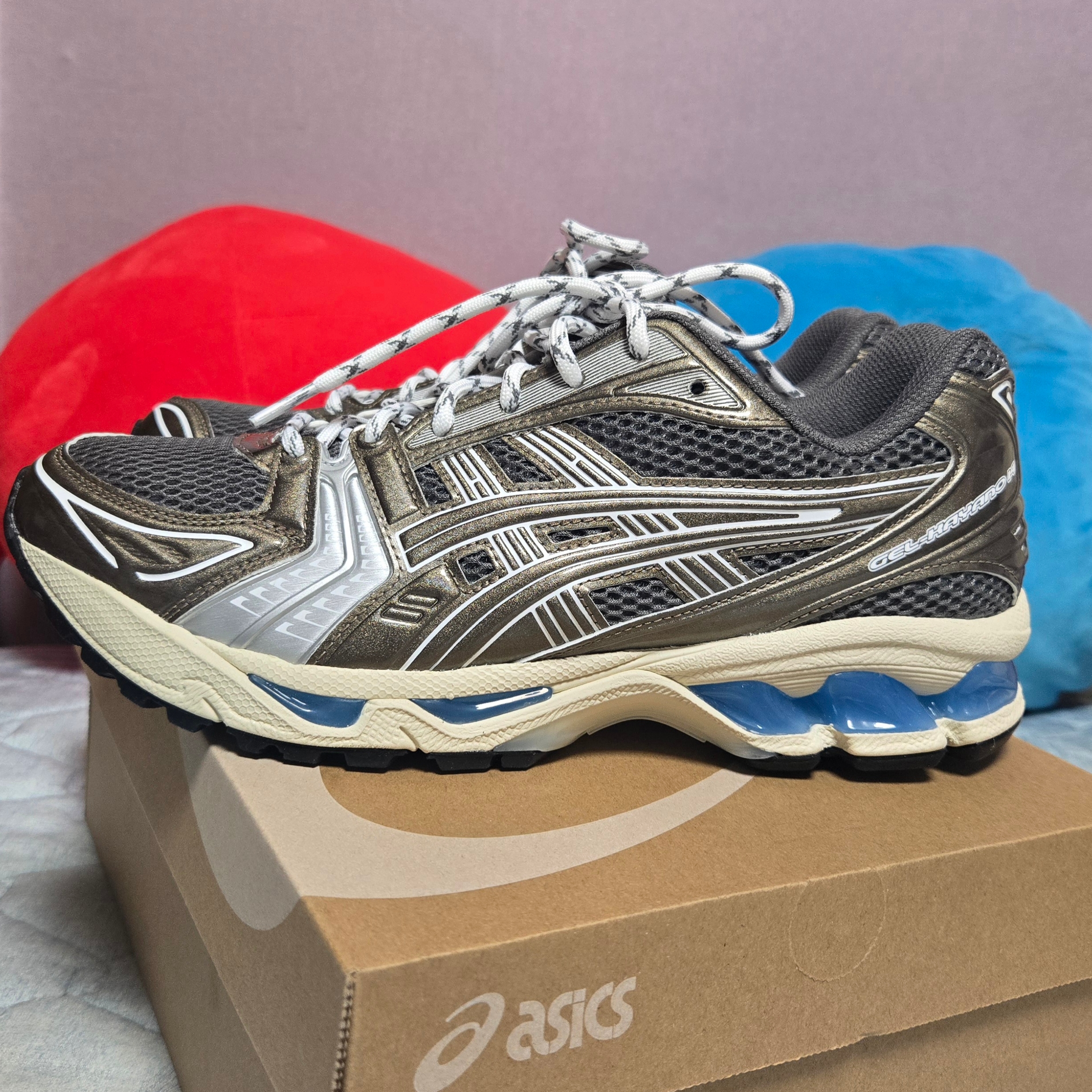 Asics x Ronnie Fieg x Kith Gel-Kayano 14 Granite Gray White 착용 스타일 - 2