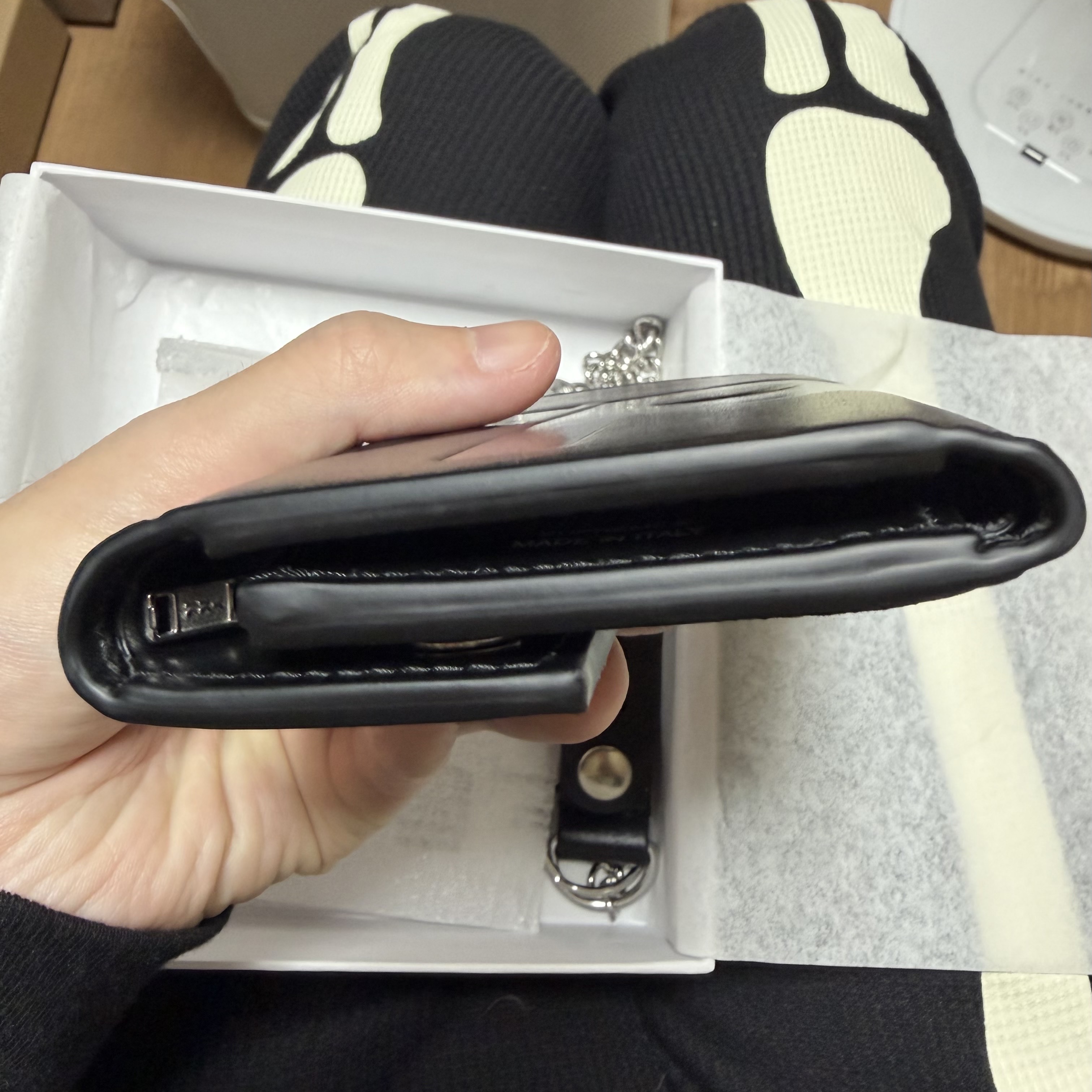 Supreme Leather Chain Wallet Black 착용 스타일 - 7