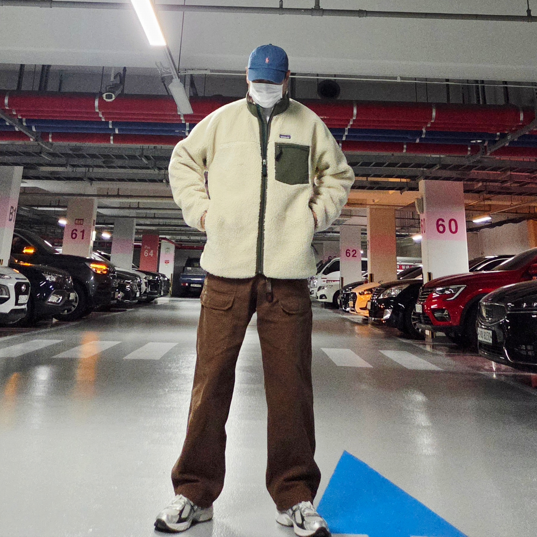 Asics Gel-1130 White Black, Patagonia Classic Retro-X Fleece Jacket Dark Natural W Basin Green 착용 스타일 - 2