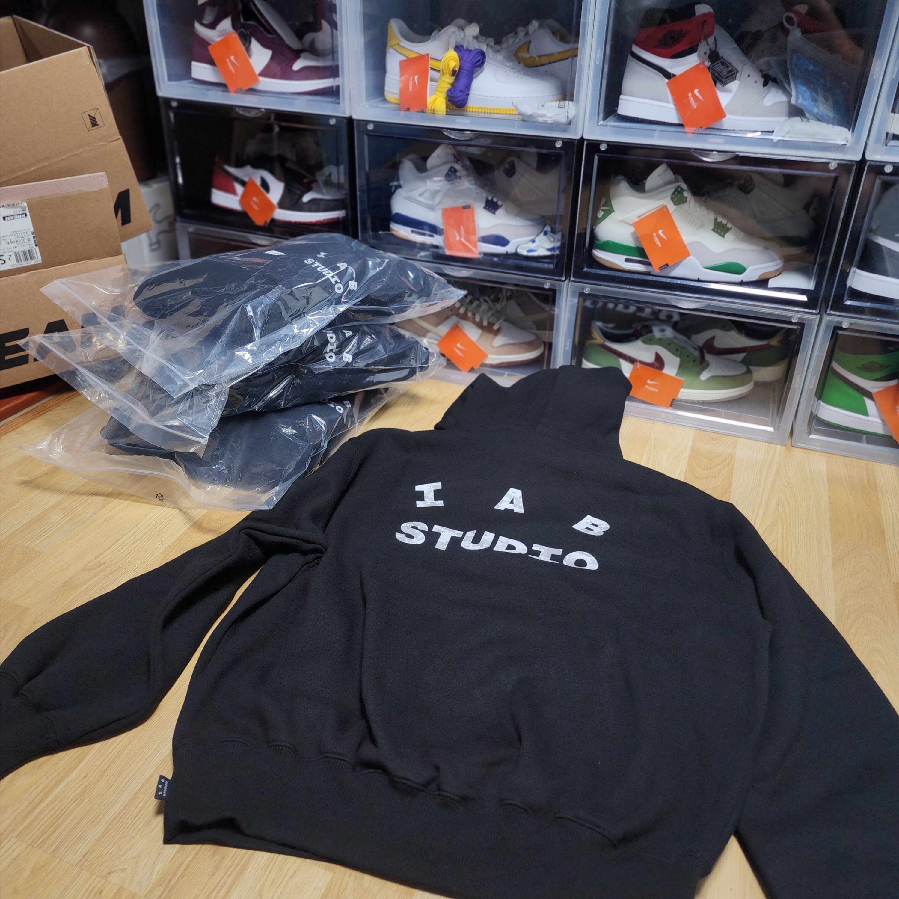 IAB Studio IAB Camo Logo Hoodie Black 착용 스타일
