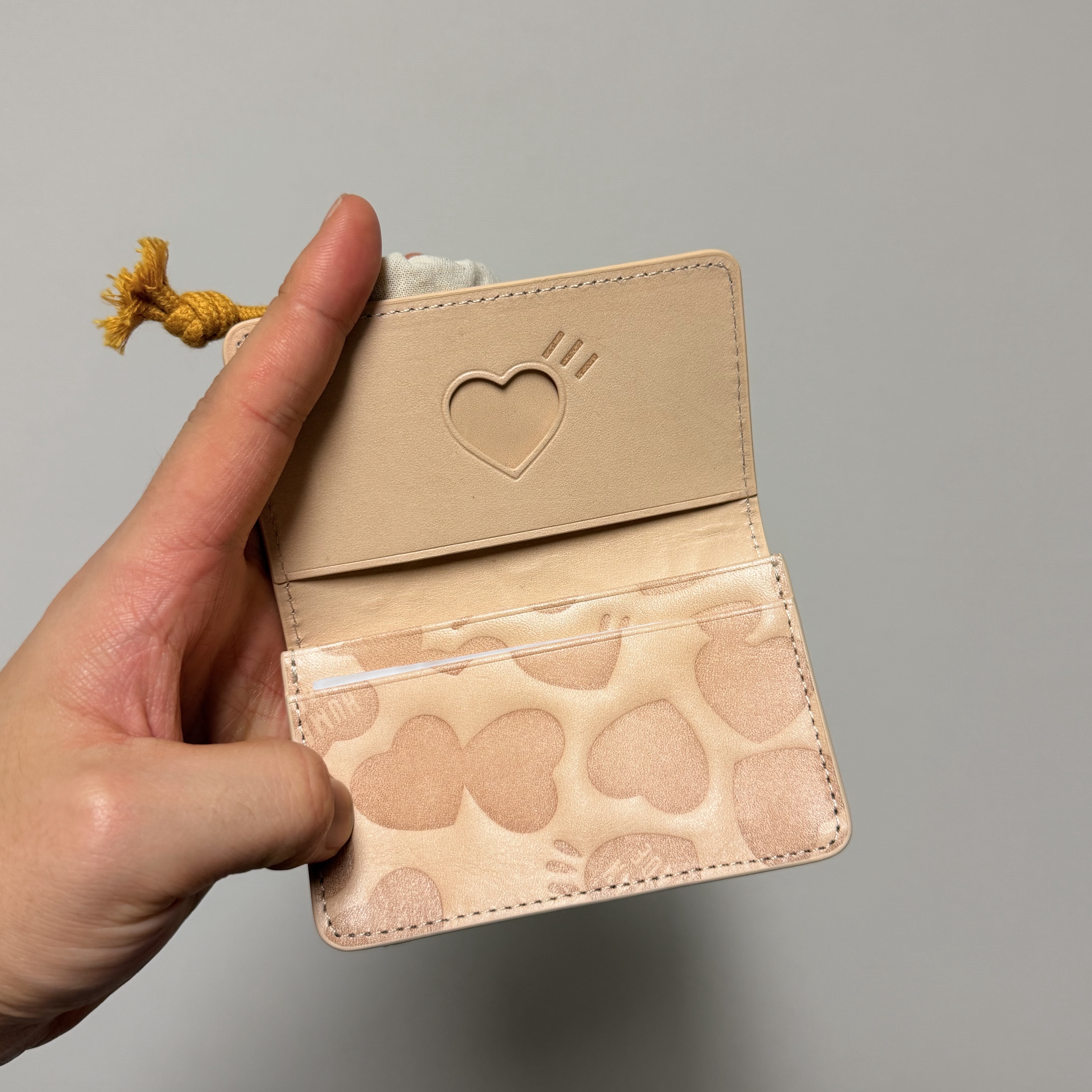 Human Made Leather Card Case Beige 착용 스타일 - 2