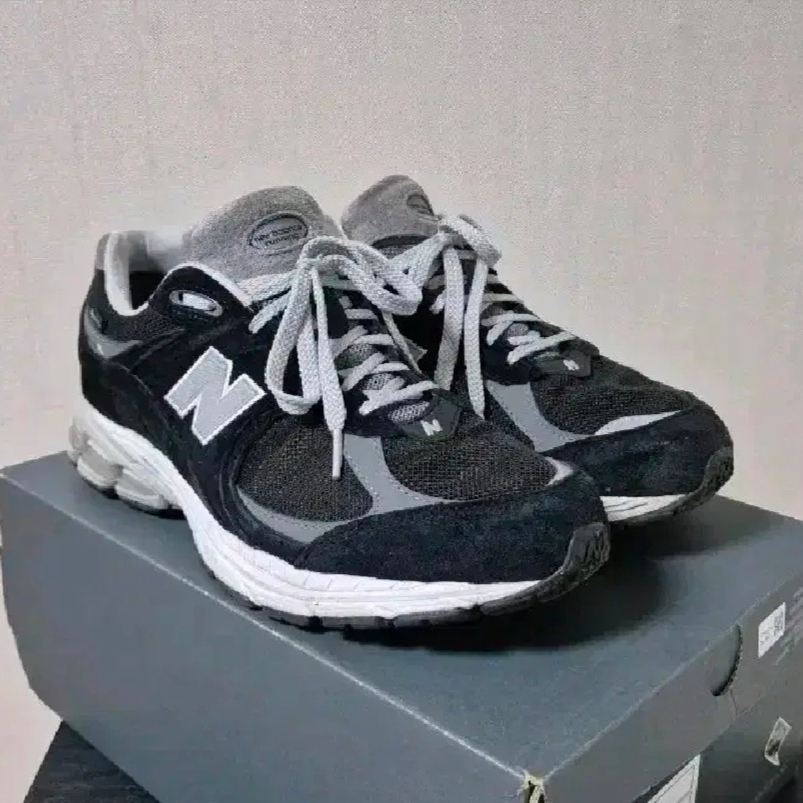 New Balance 2002R Gore-Tex Black Silver Metalic 착용 스타일 - 1