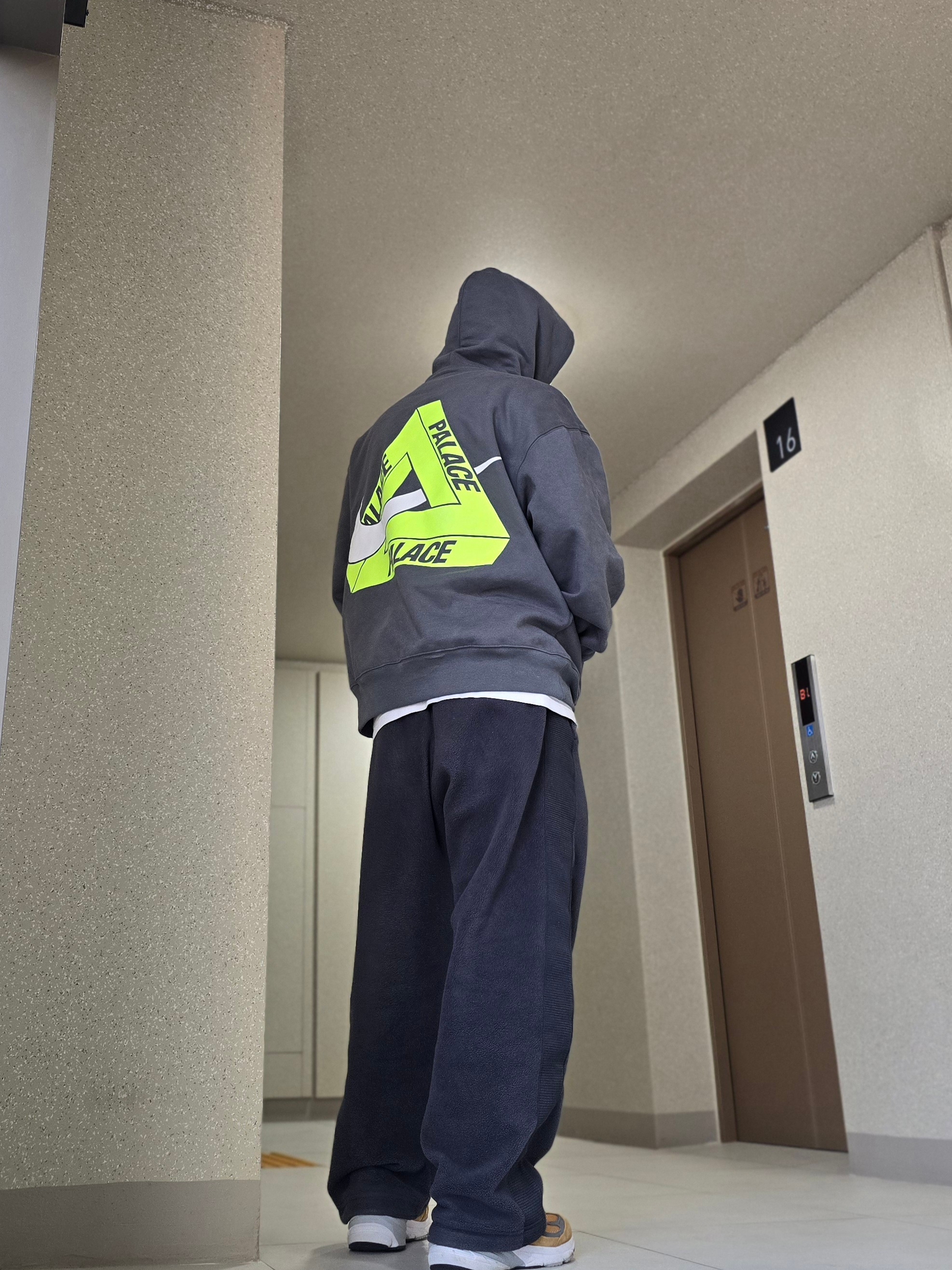 Palace x Nike Tri Swoosh Hood Charcoal - 25FW, New Balance 990v6 Made in USA Workwear Grey 착용 스타일