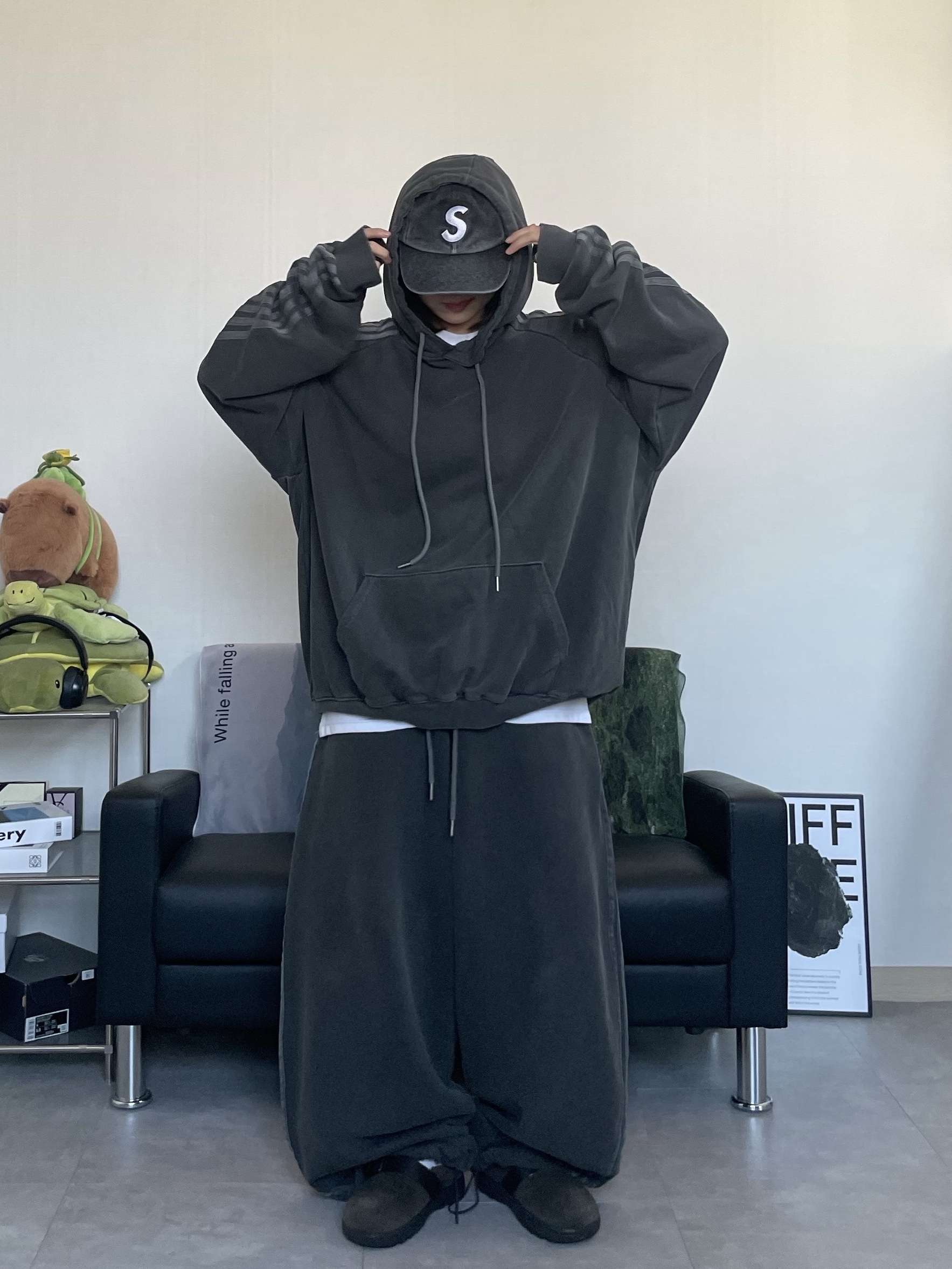 Supreme Pigment Canvas S Logo 6-Panel Black - 23SS 착용 스타일 - 1