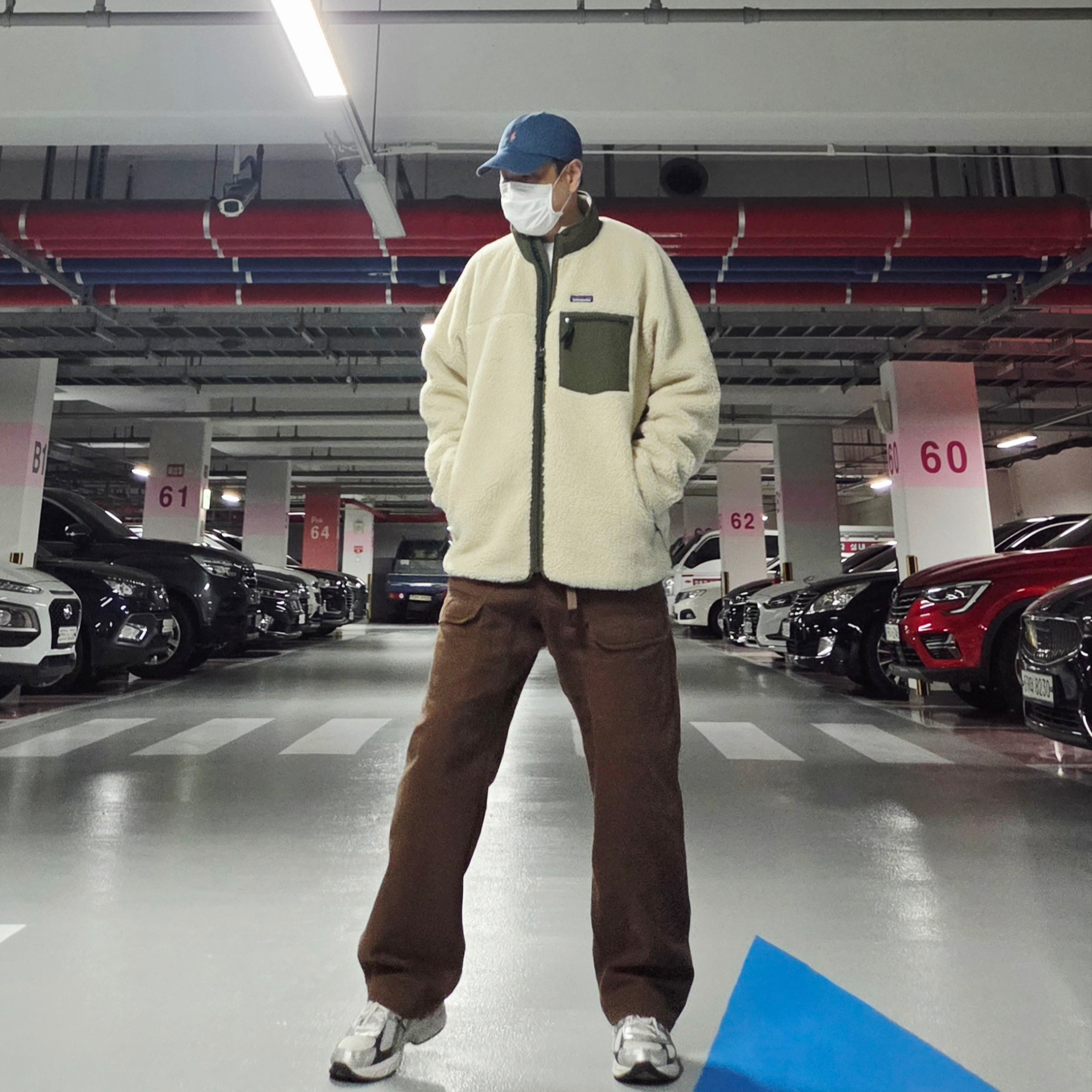 Asics Gel-1130 White Black, Patagonia Classic Retro-X Fleece Jacket Dark Natural W Basin Green 착용 스타일 - 3