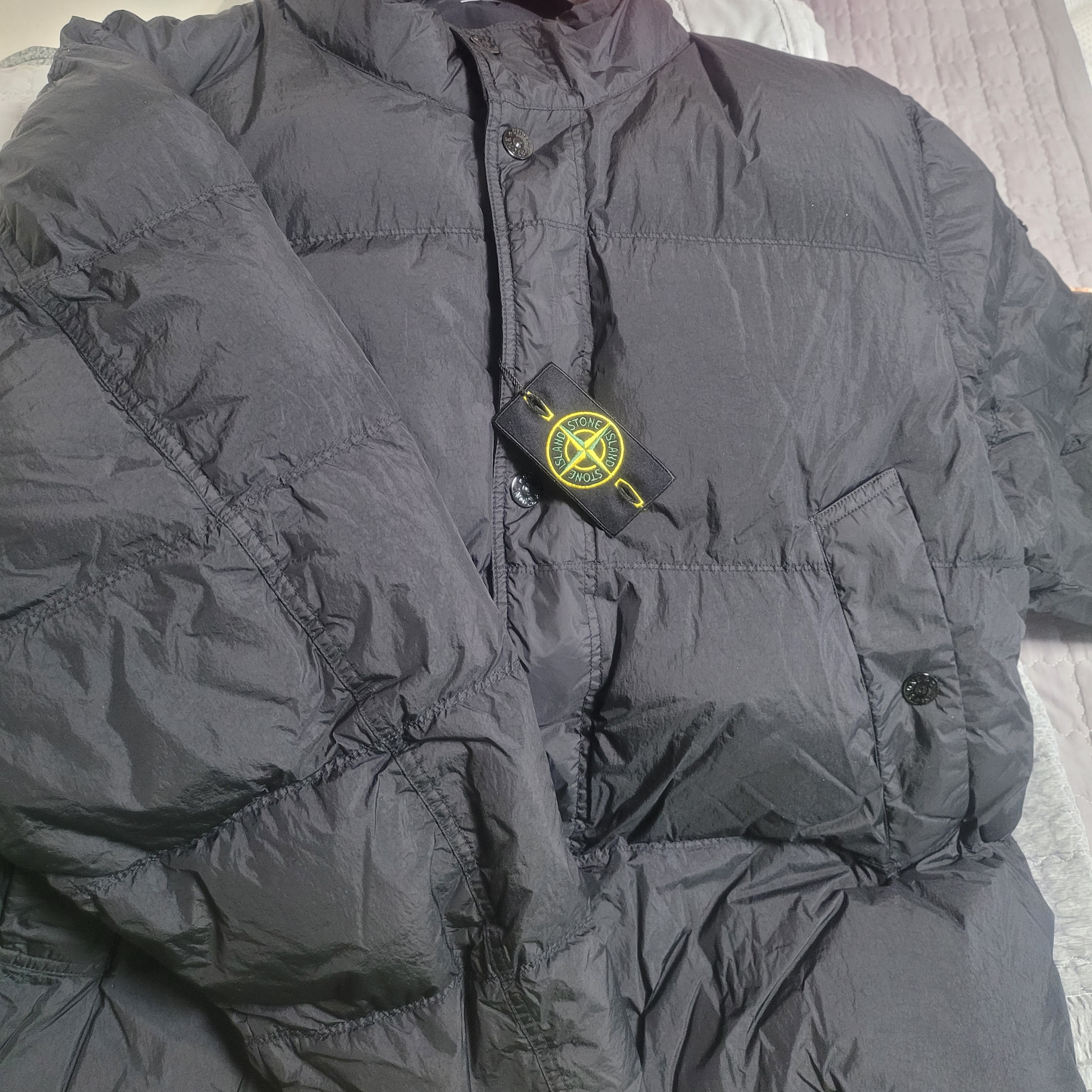 Stone Island 4100010 Crinkle Reps NY Recycled Nylon Down Jacket with Wind Resistant Black - 25FW 착용 스타일