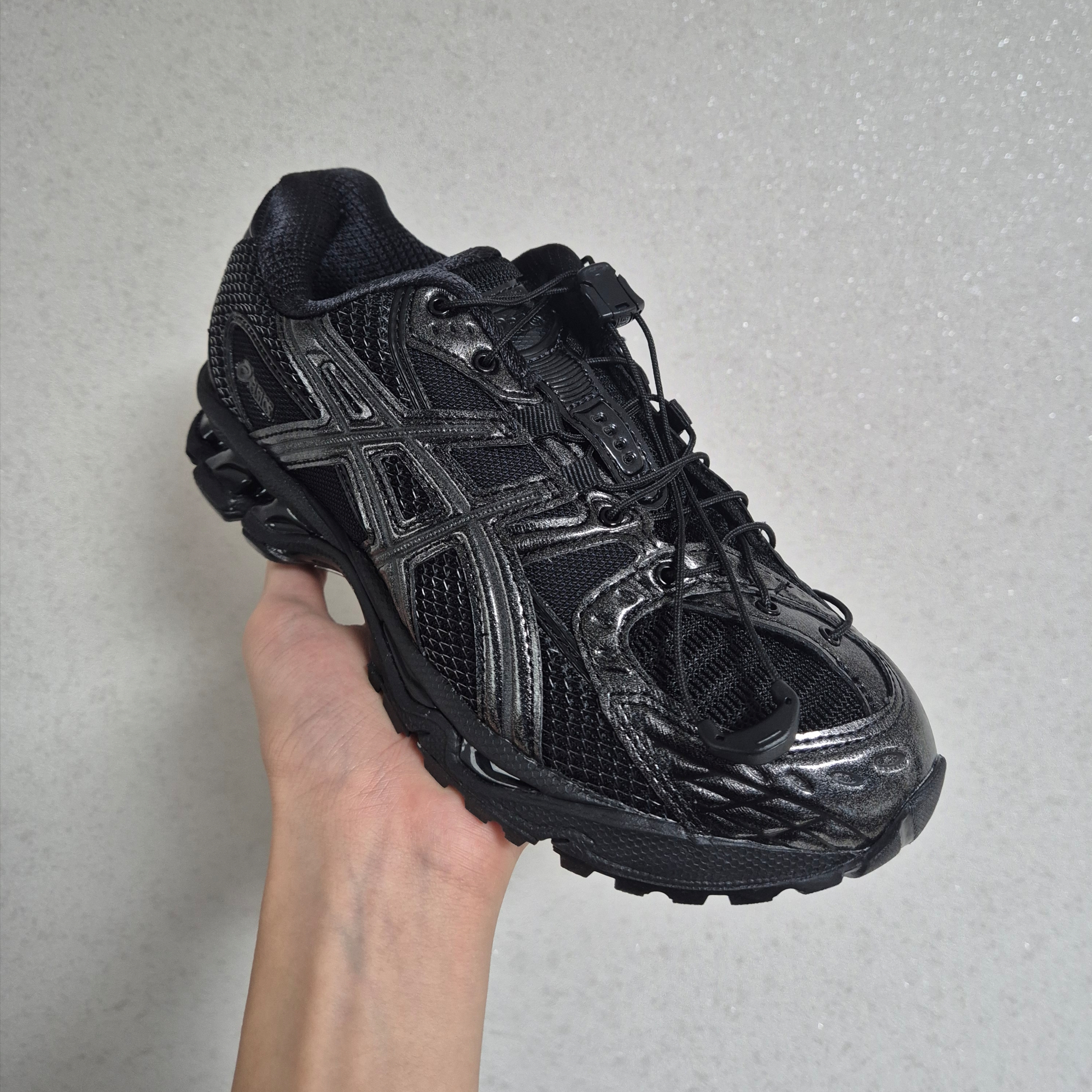 Asics x Unaffected Gel-Nimbus 10.1 Black Black 착용 스타일 - 2