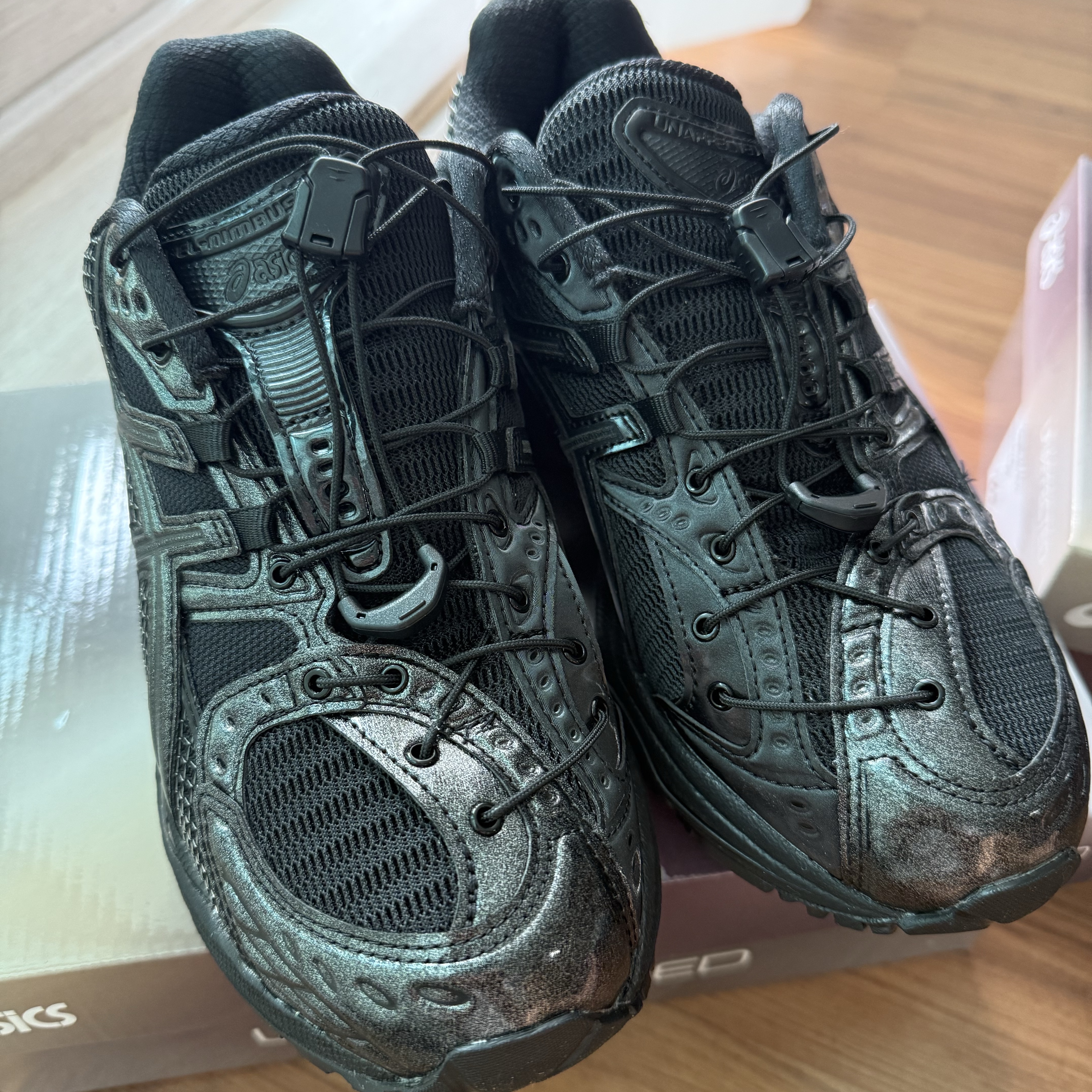 Asics x Unaffected Gel-Nimbus 10.1 Black Black 착용 스타일