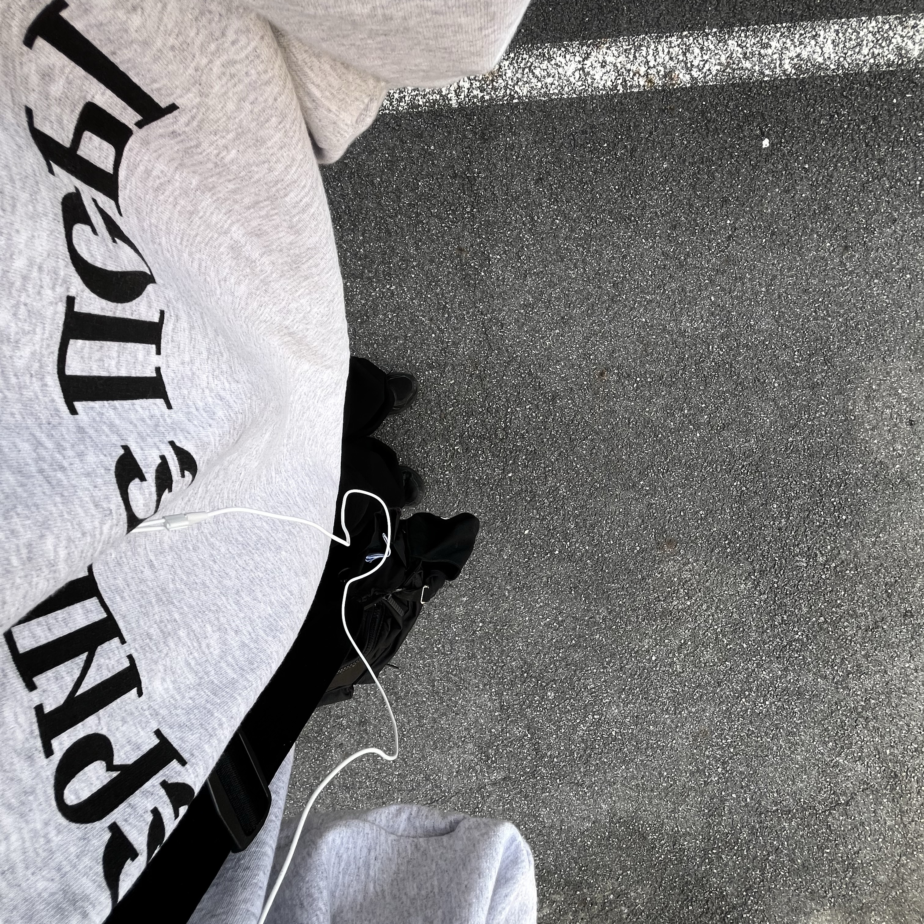 Yeezy x Gosha Rubchinskiy YZY Black Dogs Hoodie Heather Grey, Asics Jog 100 2 Black 착용 스타일 - 2