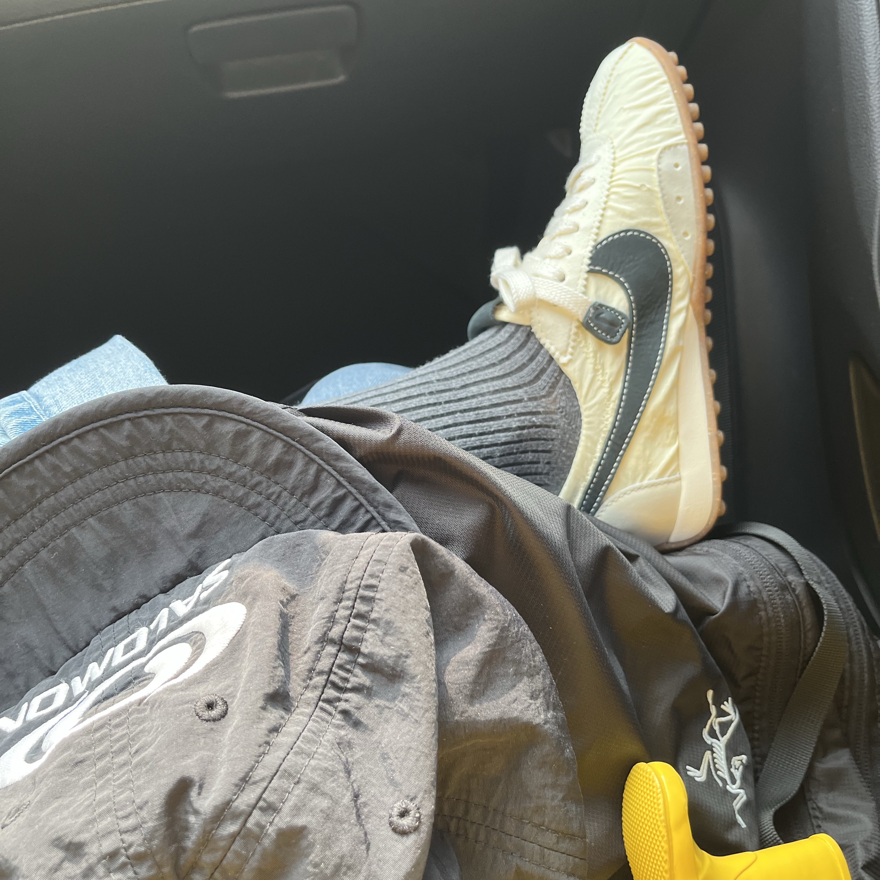 Nike x Jacquemus Moon Shoe SP Alabaster Off Noir, Arc'teryx Heliad 15 Backpack Black 착용 스타일 - 1