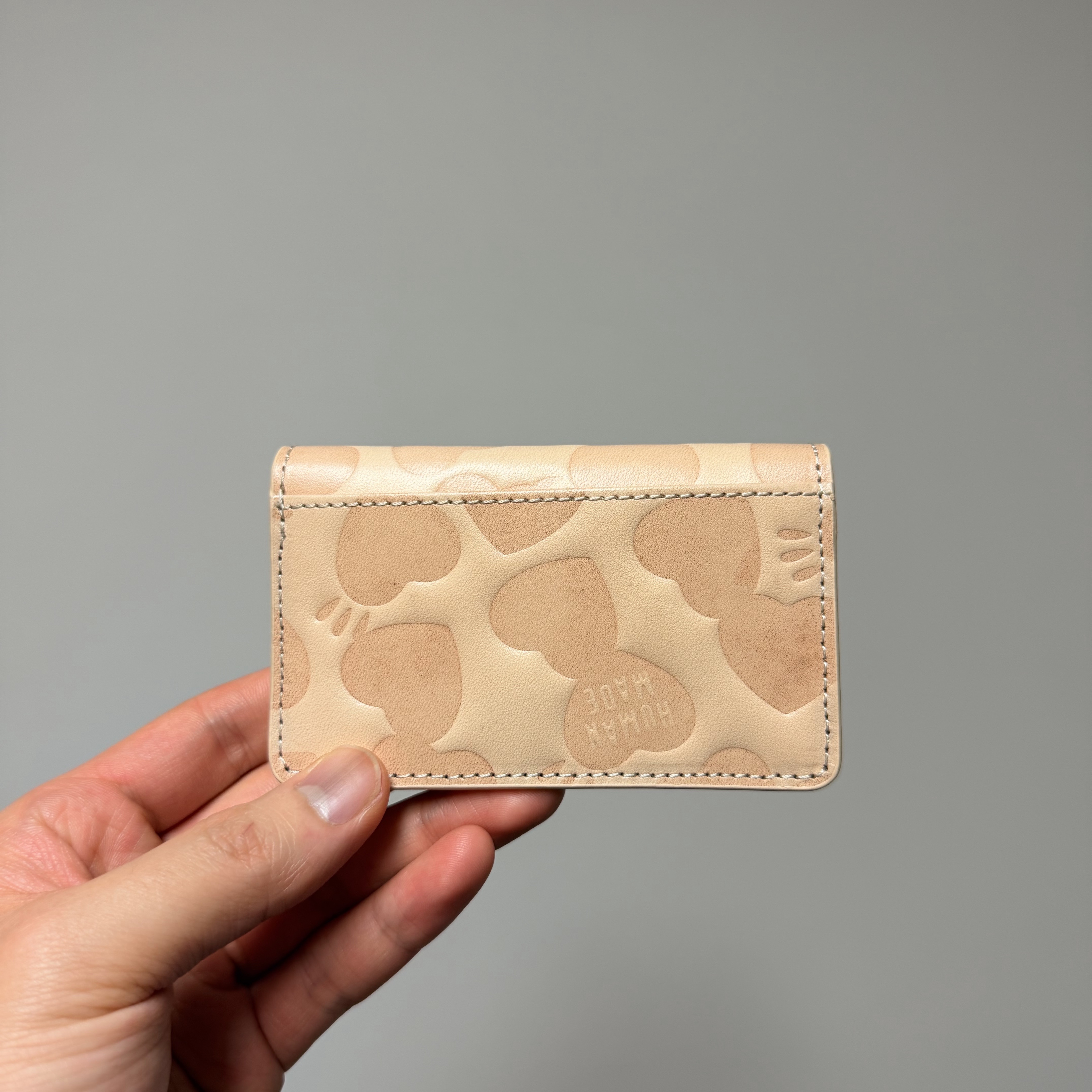 Human Made Leather Card Case Beige 착용 스타일 - 3
