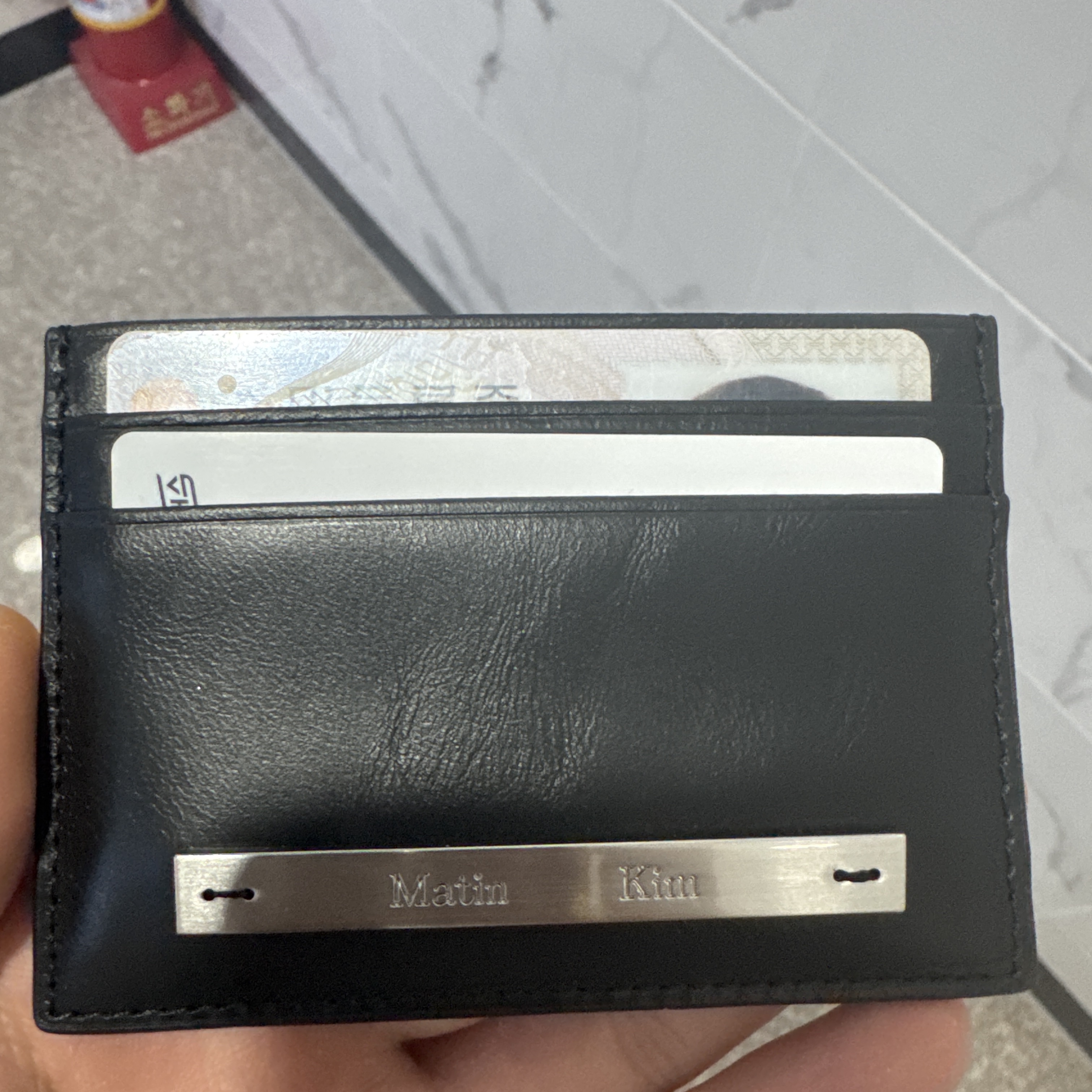 Matin Kim Vintage Card Wallet Black 착용 스타일