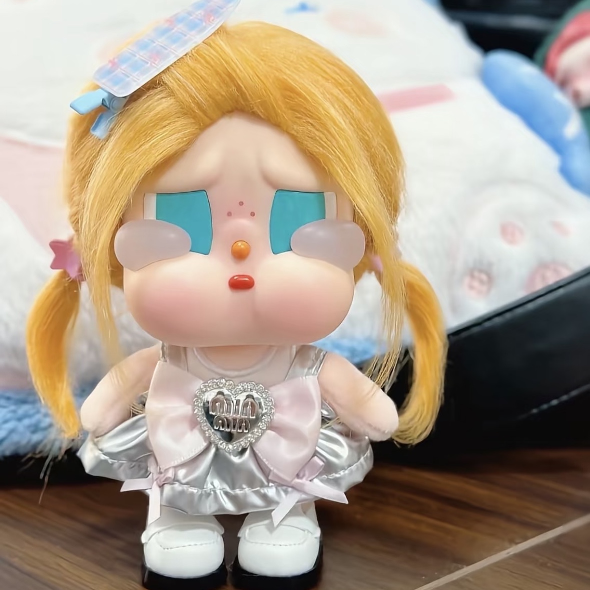 Pop Mart Crybaby Vacation Mode On Series Vinyl Plush Pendant Glug-Glug (Opened Case) 착용 스타일
