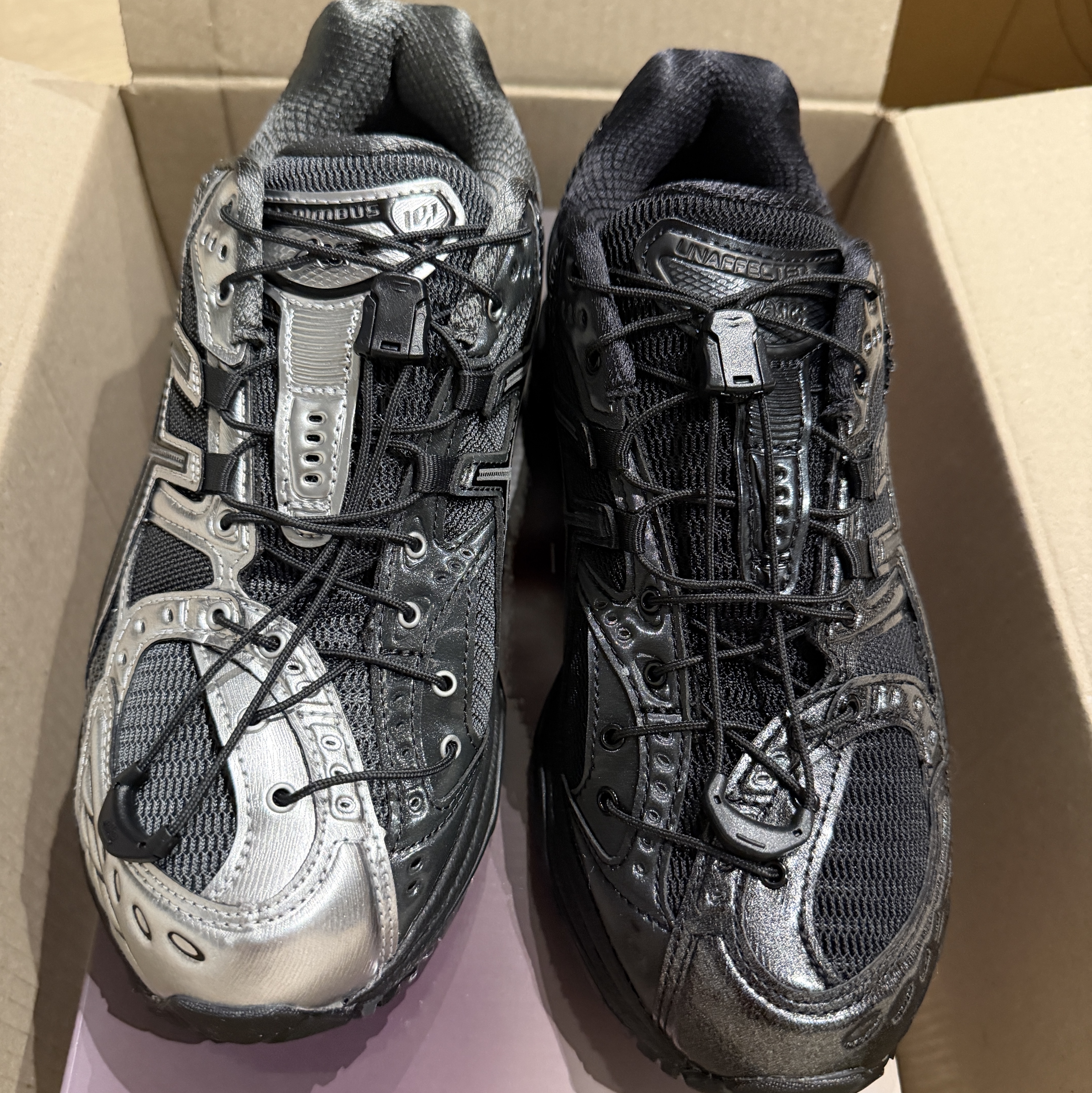 Asics x Unaffected Gel-Nimbus 10.1 Silver Black 착용 스타일 - 3