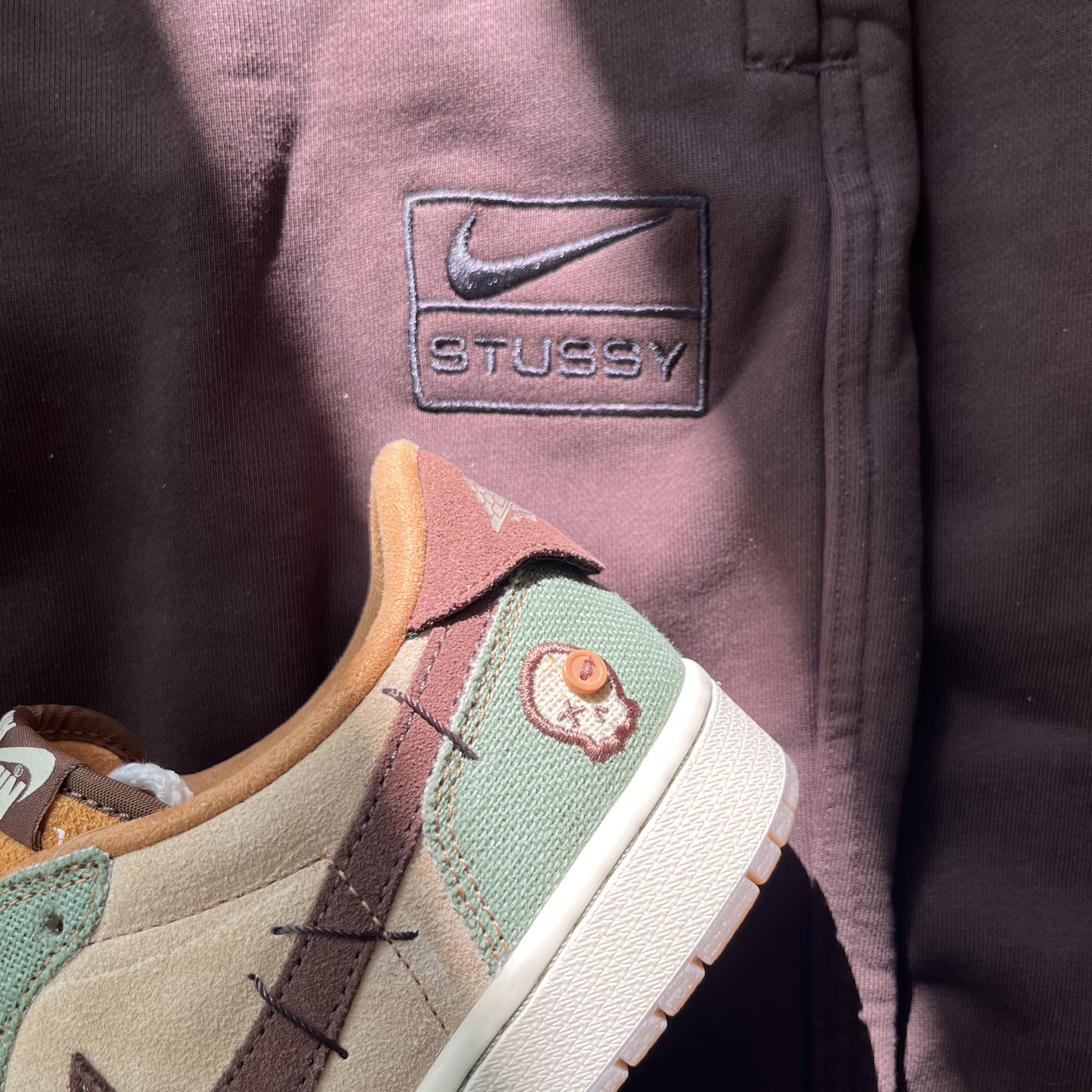 Nike x Stussy Stone Washed Fleece Pants Dark Cinder (FN5235-261), Jordan 1 x Zion Williamson Retro Low OG Flax and Oil Green 착용 스타일