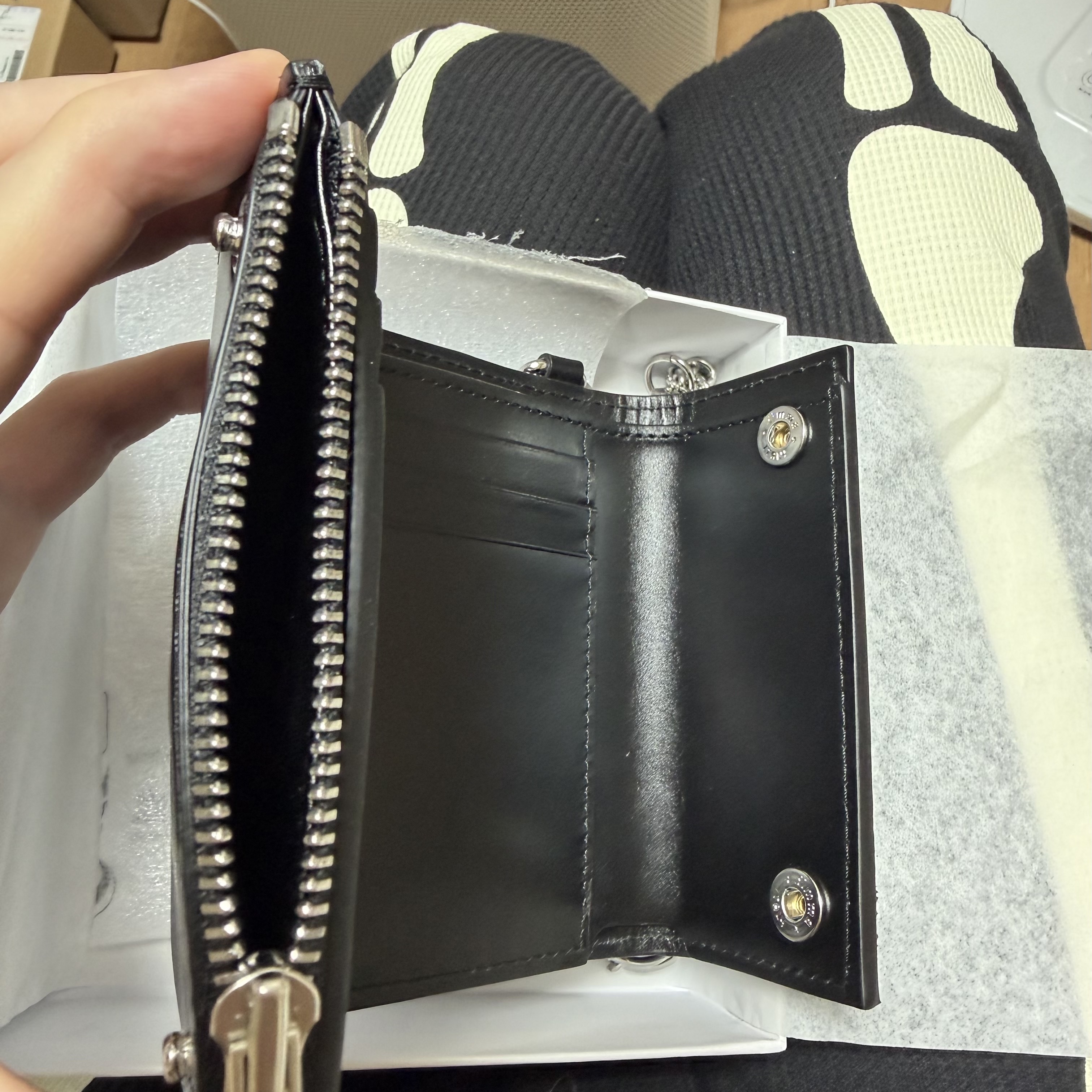 Supreme Leather Chain Wallet Black 착용 스타일 - 2