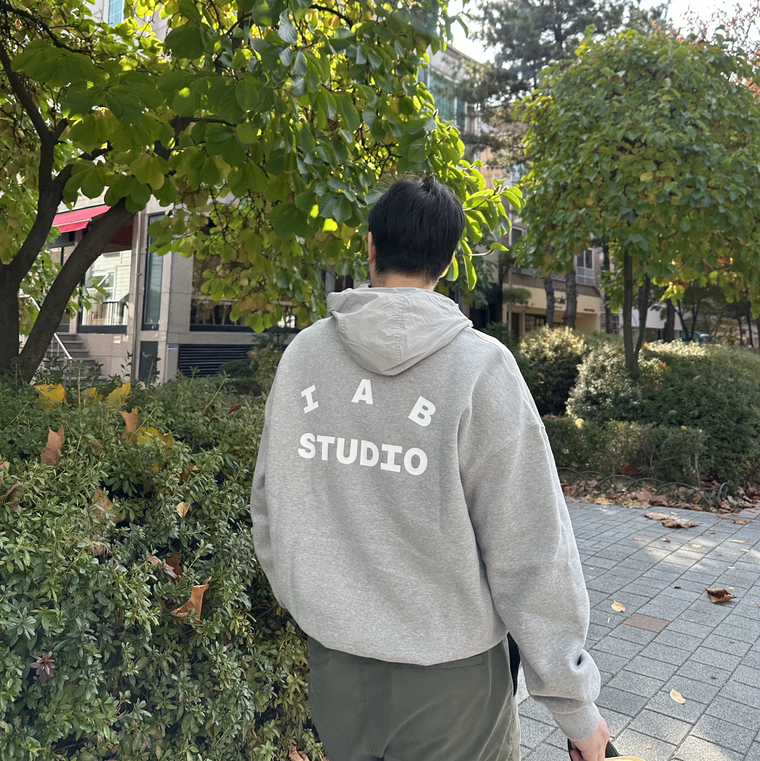 IAB Studio Woven Hoodie Gray White 착용 스타일 - 1
