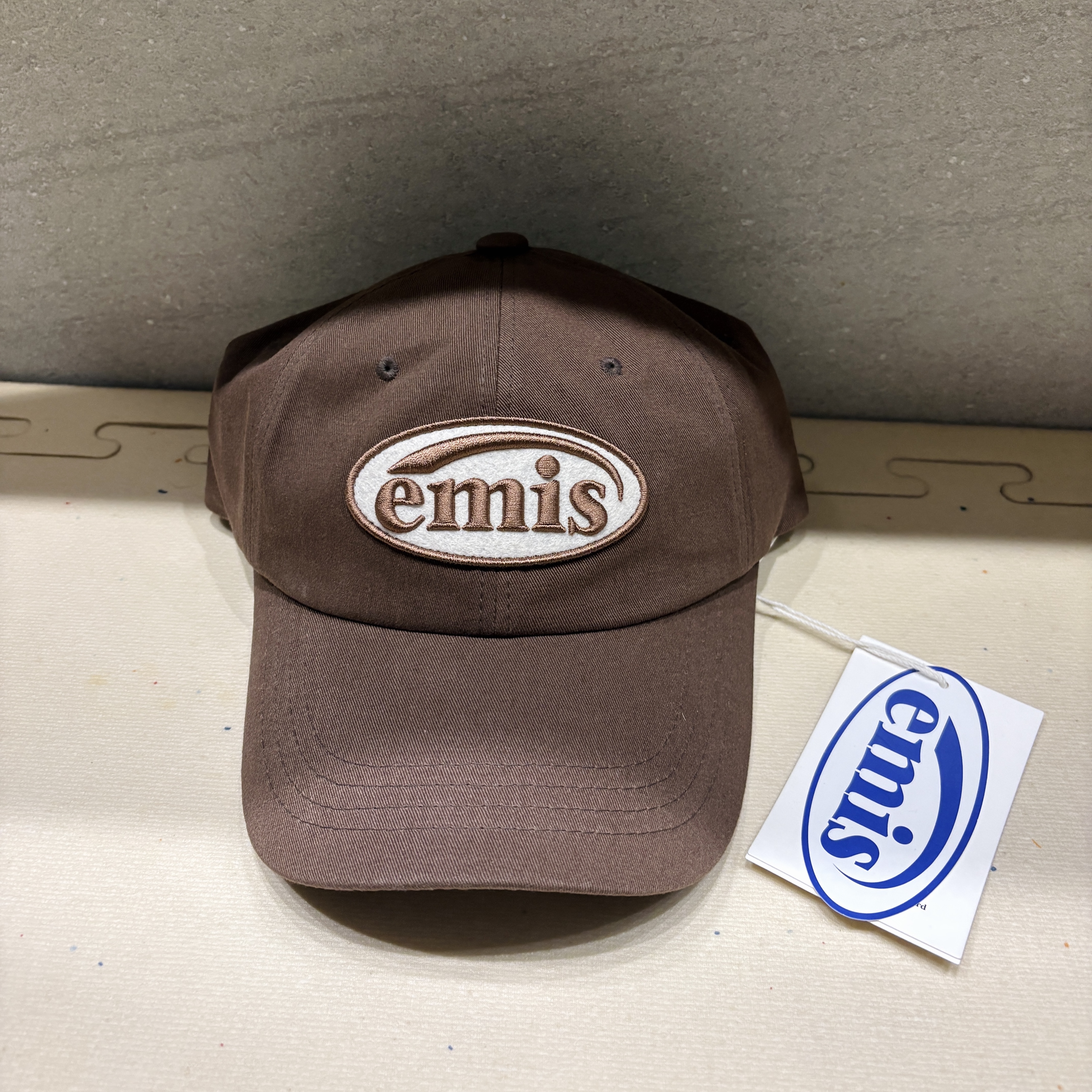 Emis Tone On Tone Wappen Ball Cap Brown 착용 스타일