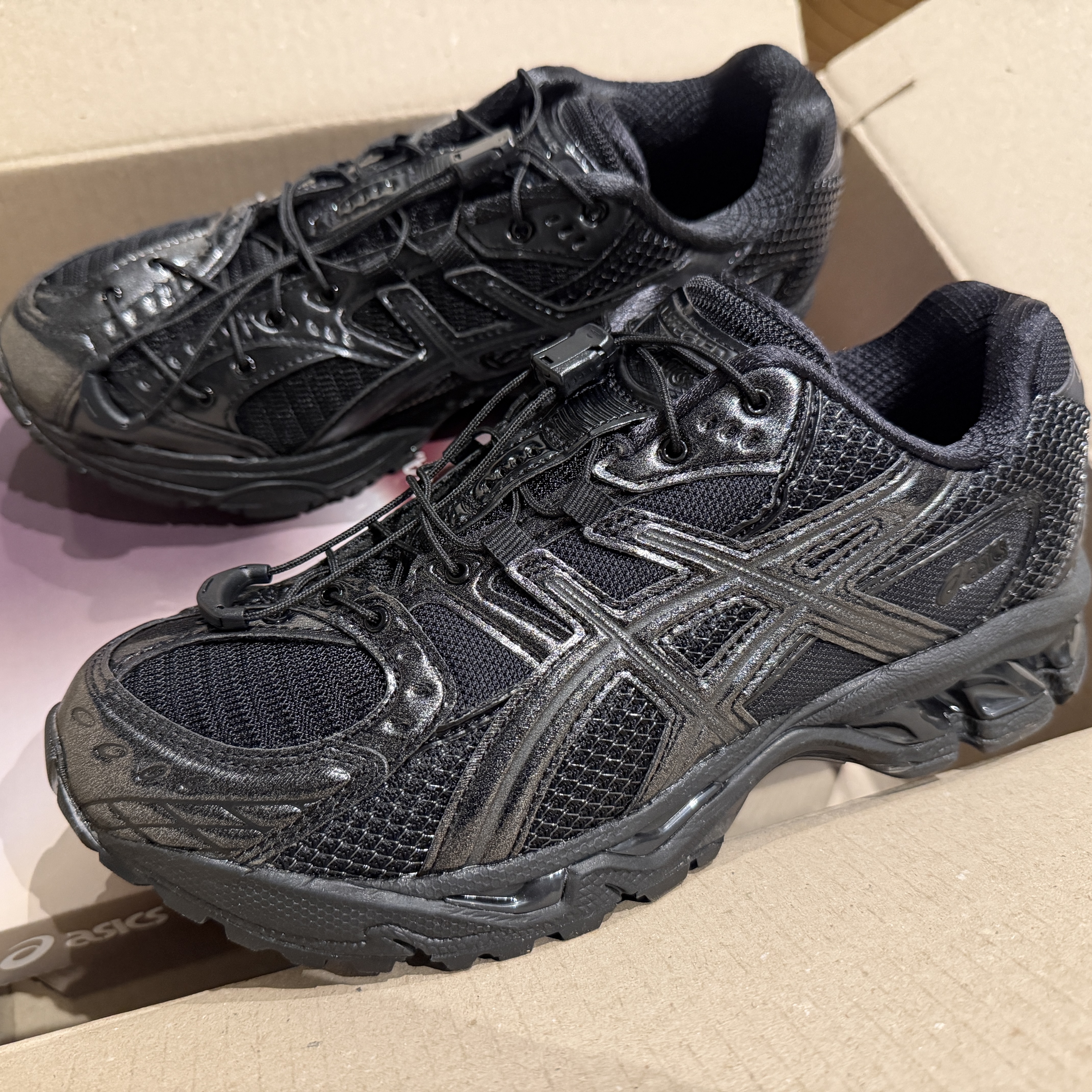 Asics x Unaffected Gel-Nimbus 10.1 Black Black 착용 스타일 - 2