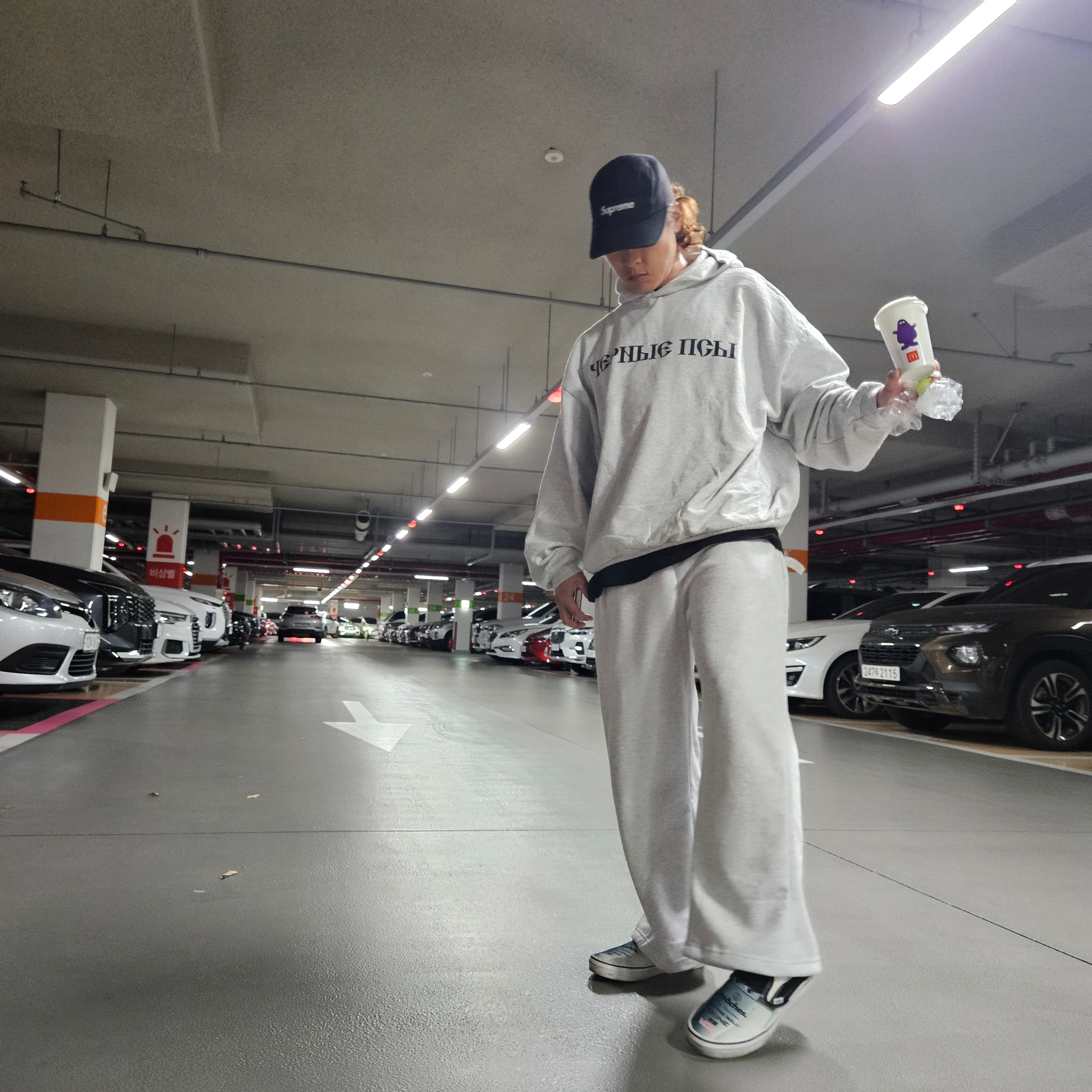 Yeezy x Gosha Rubchinskiy YZY Black Dogs Hoodie Heather Grey, Vans x Peaches. Classic Slip-On Black True White 착용 스타일 - 1