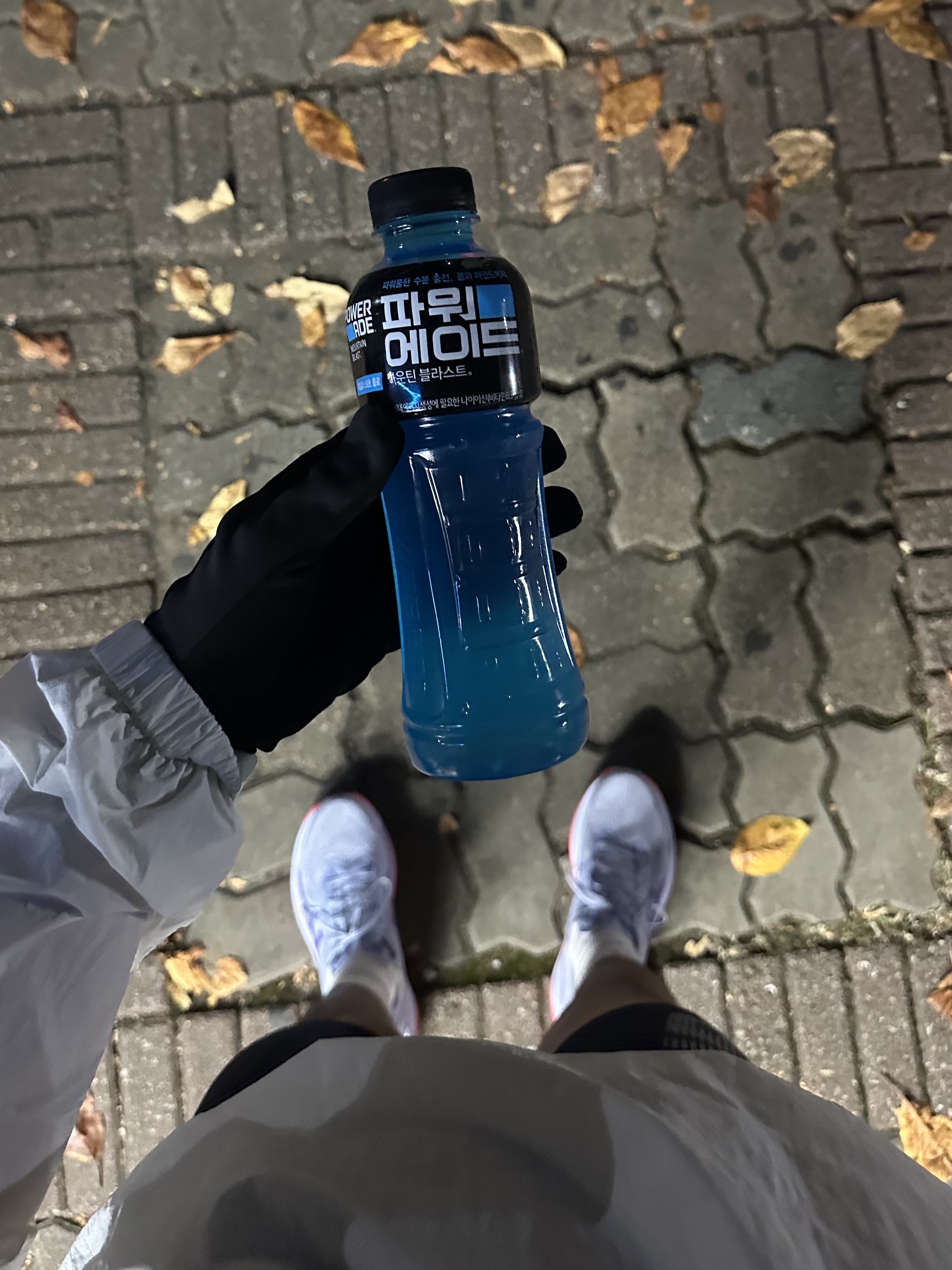 [KREAM 단독] runwhither Windbreaker MTM White, Asics Superblast 2 Blue Fade Edo Purple 착용 스타일