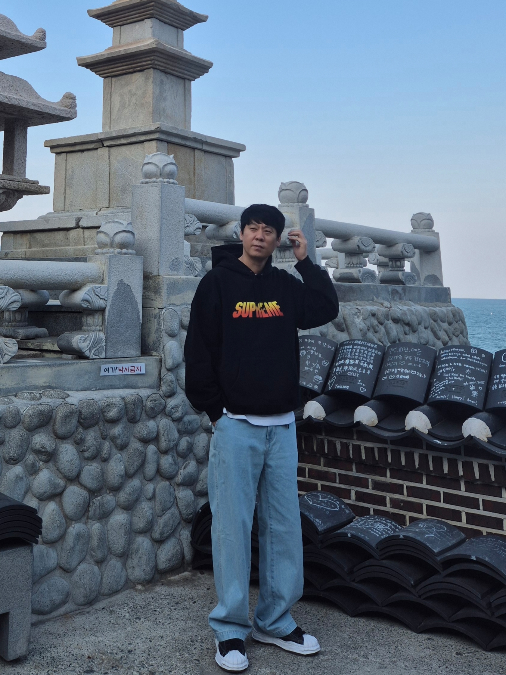 Supreme Gradient Hooded Sweatshirt Black - 24SS, Maison Mihara Yasuhiro Blakey OG Sole Leather Low-top Sneakers Black 착용 스타일 - 2