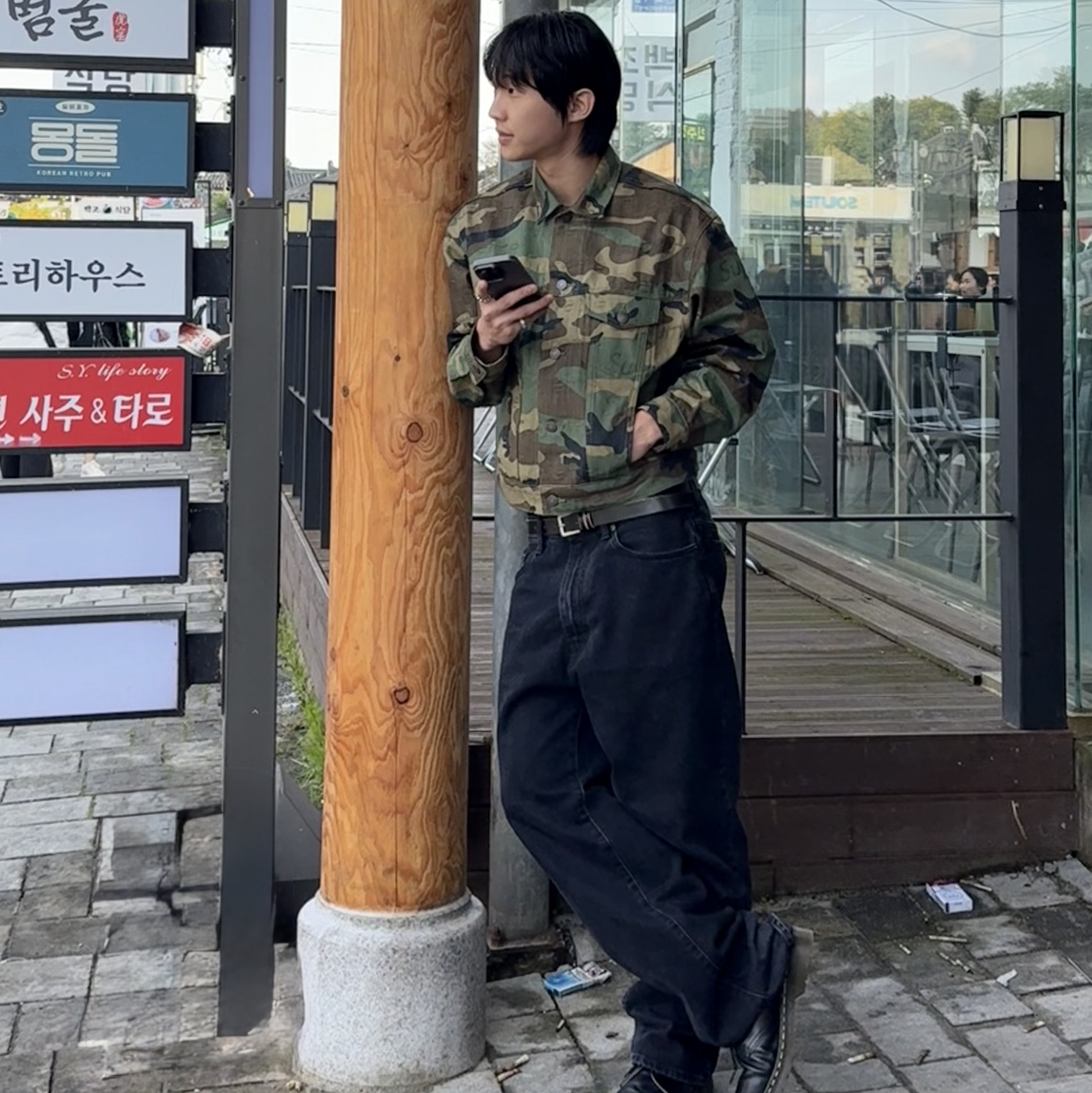 Supreme Jacquard Logos Denim Trucker Jacket Woodland Camo - 25FW, Supreme Baggy Jean Black - 25FW 착용 스타일 - 1