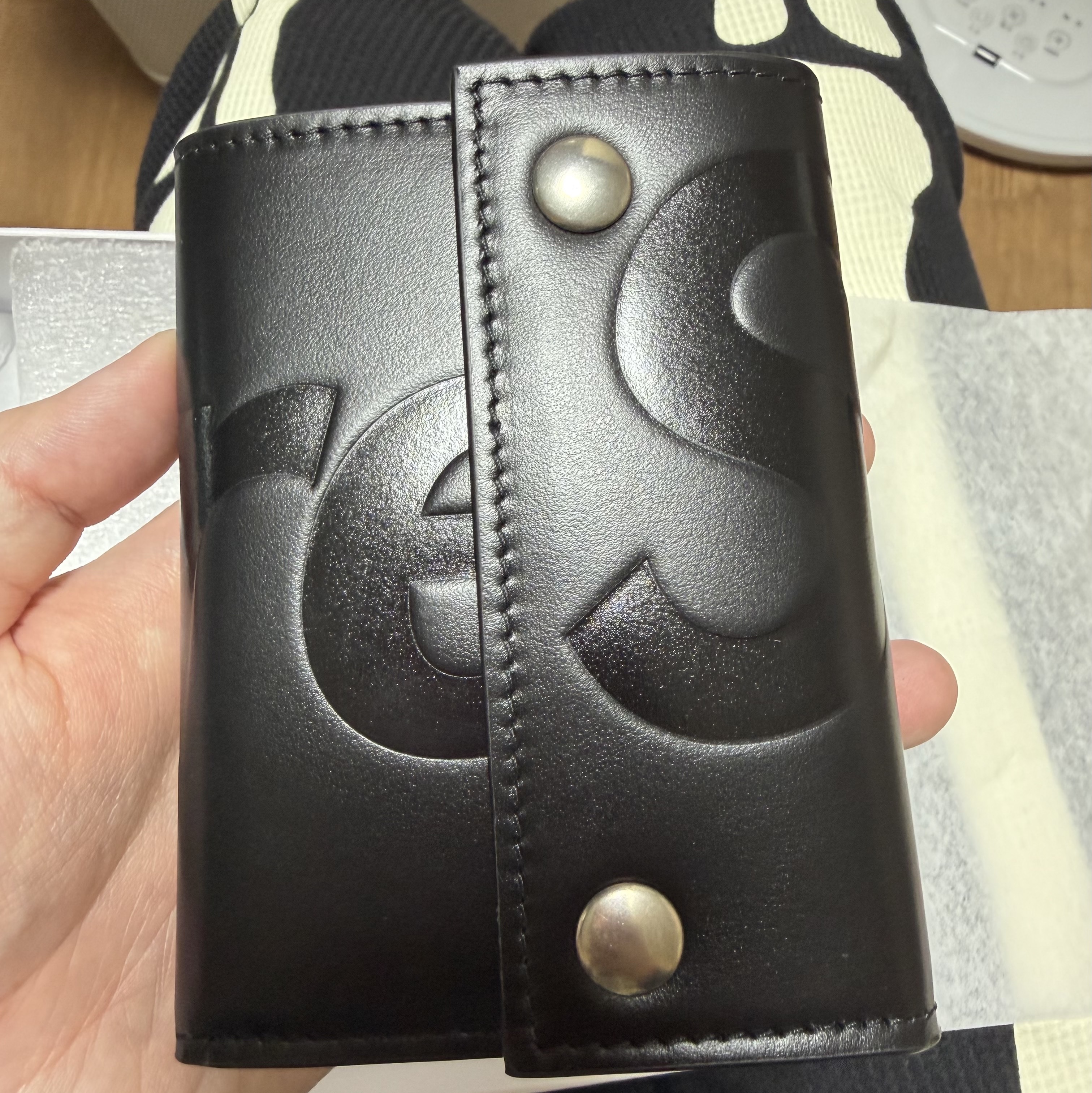 Supreme Leather Chain Wallet Black 착용 스타일 - 4