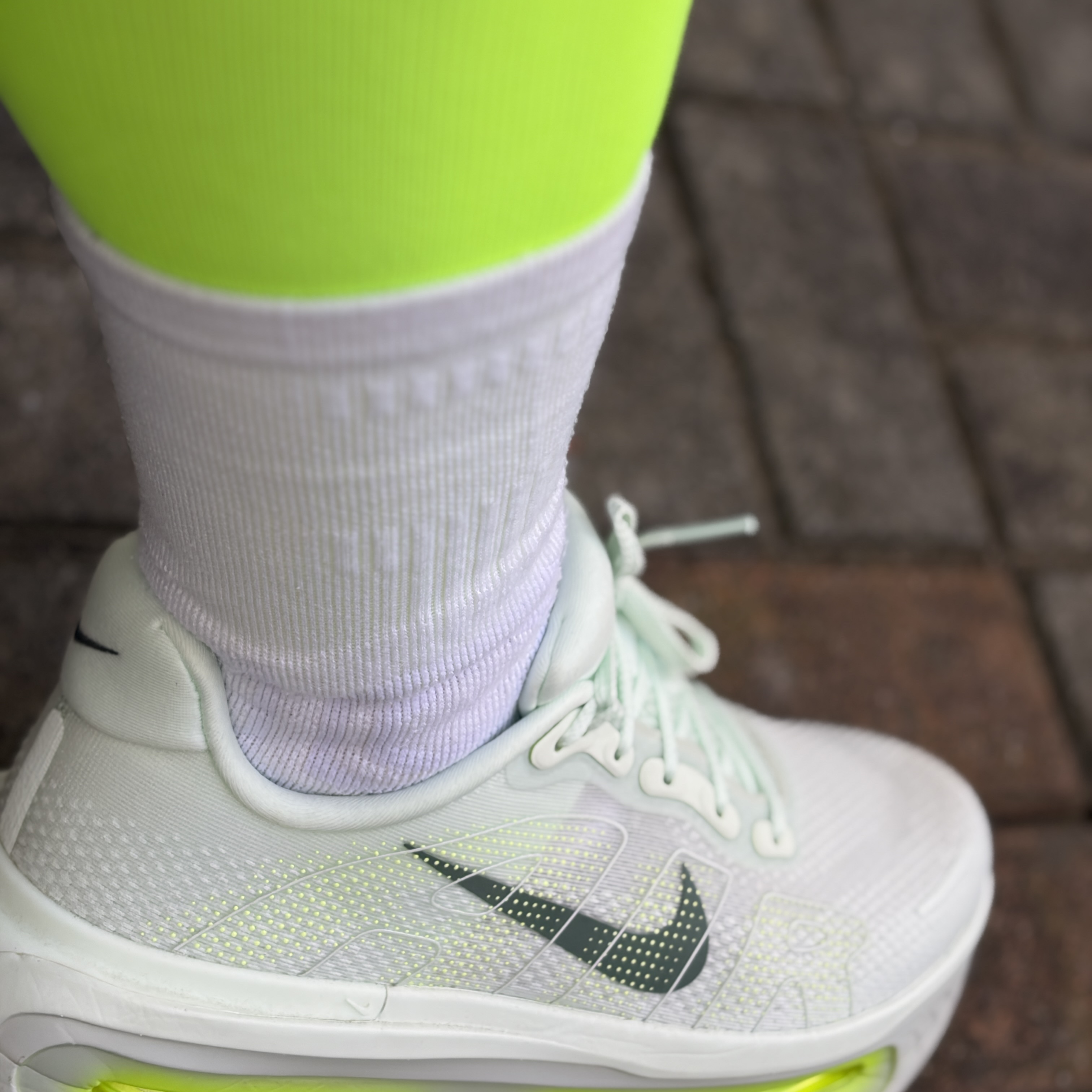 Nike Vomero Premium  Barely Green Clay Green, Nike Windrunner Running Jacket White - Asia 착용 스타일 - 1