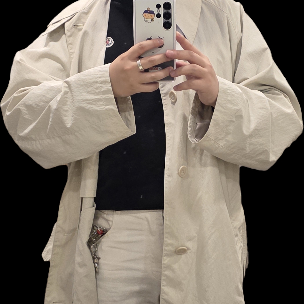 Uniqlo U Trench Coat Natural, Samsung Galaxy S25 Ultra 512GB Titanium Silver Blue (Korean Ver.) 착용 스타일 - 1