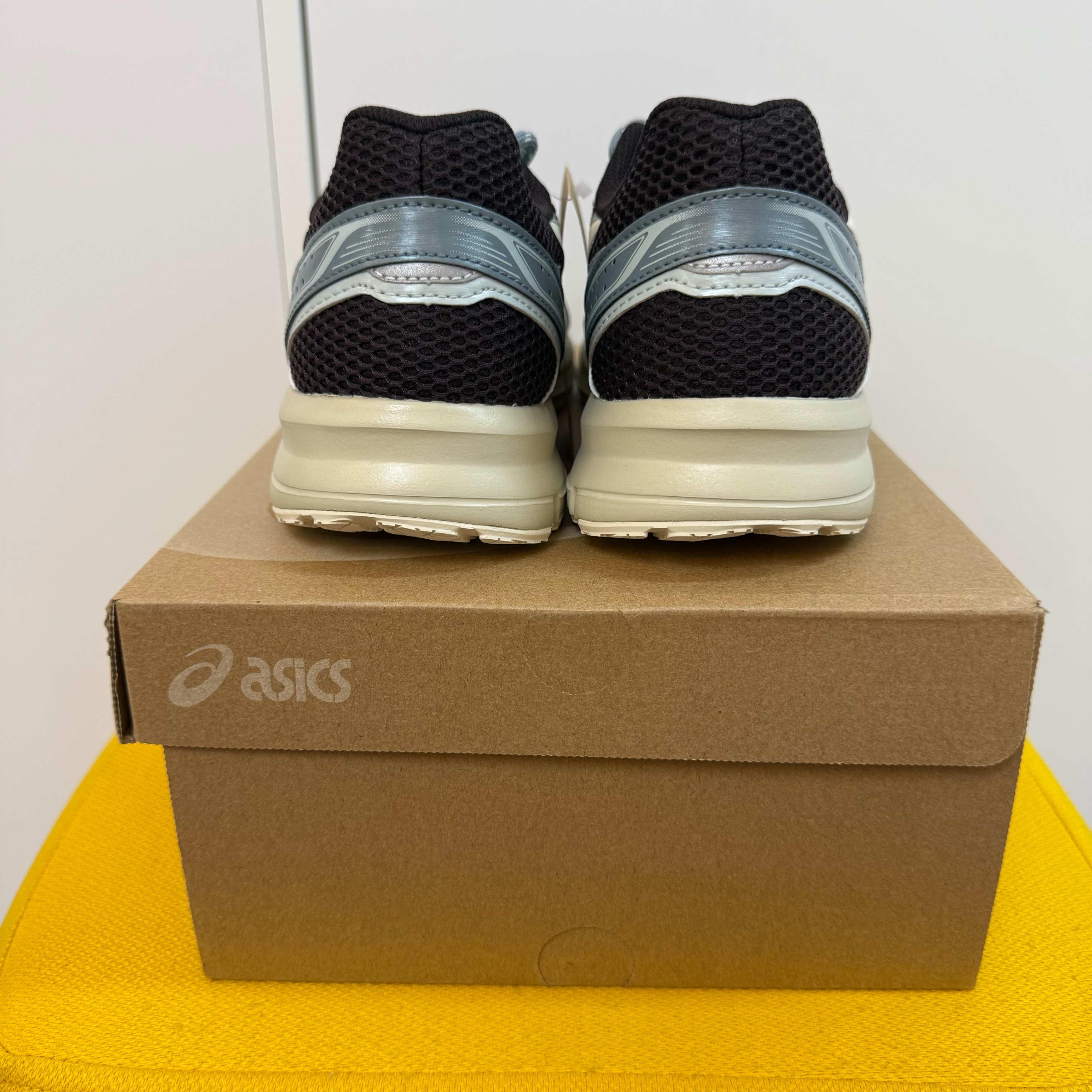 Asics x Kith Jog 100 S Espresso Vanilla Ice 착용 스타일 - 3