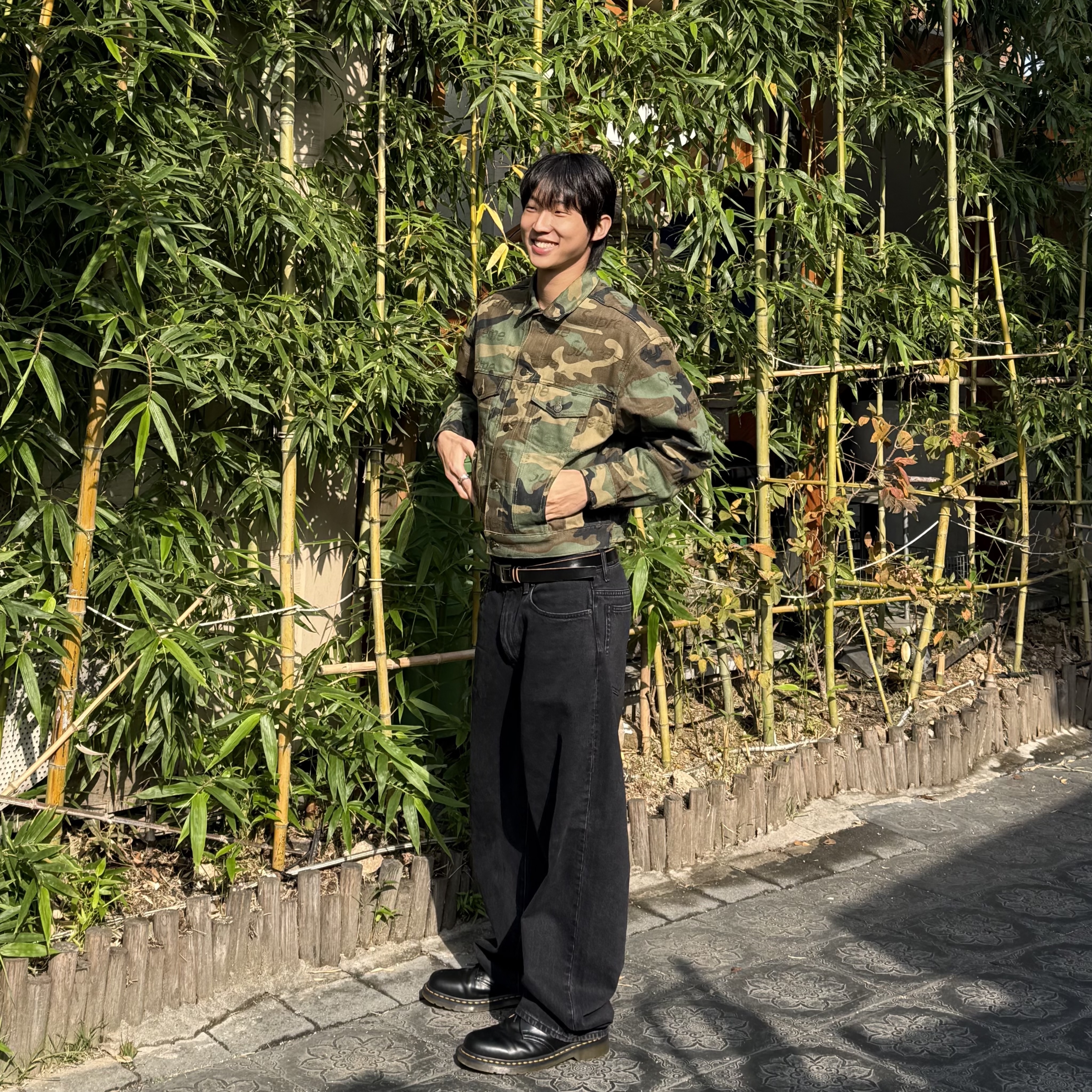Supreme Jacquard Logos Denim Trucker Jacket Woodland Camo - 25FW, Supreme Baggy Jean Black - 25FW 착용 스타일 - 2