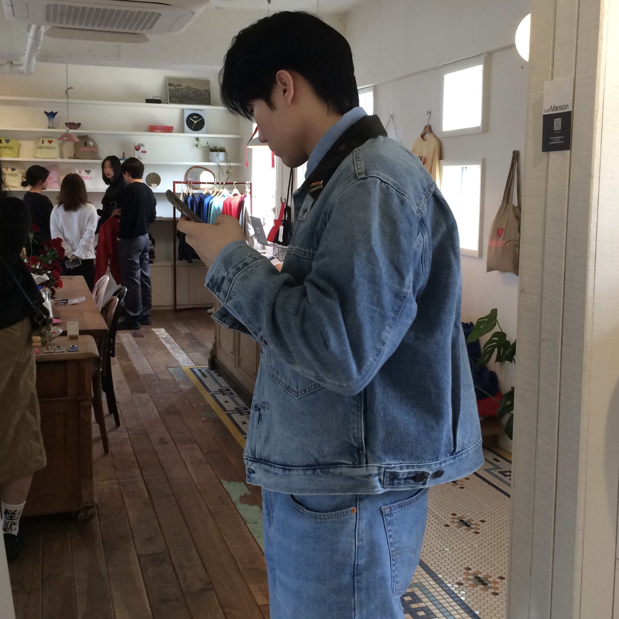 Levi's x Barbour Type II Trucker Jacket Vintage Washed Denim 착용 스타일 - 3