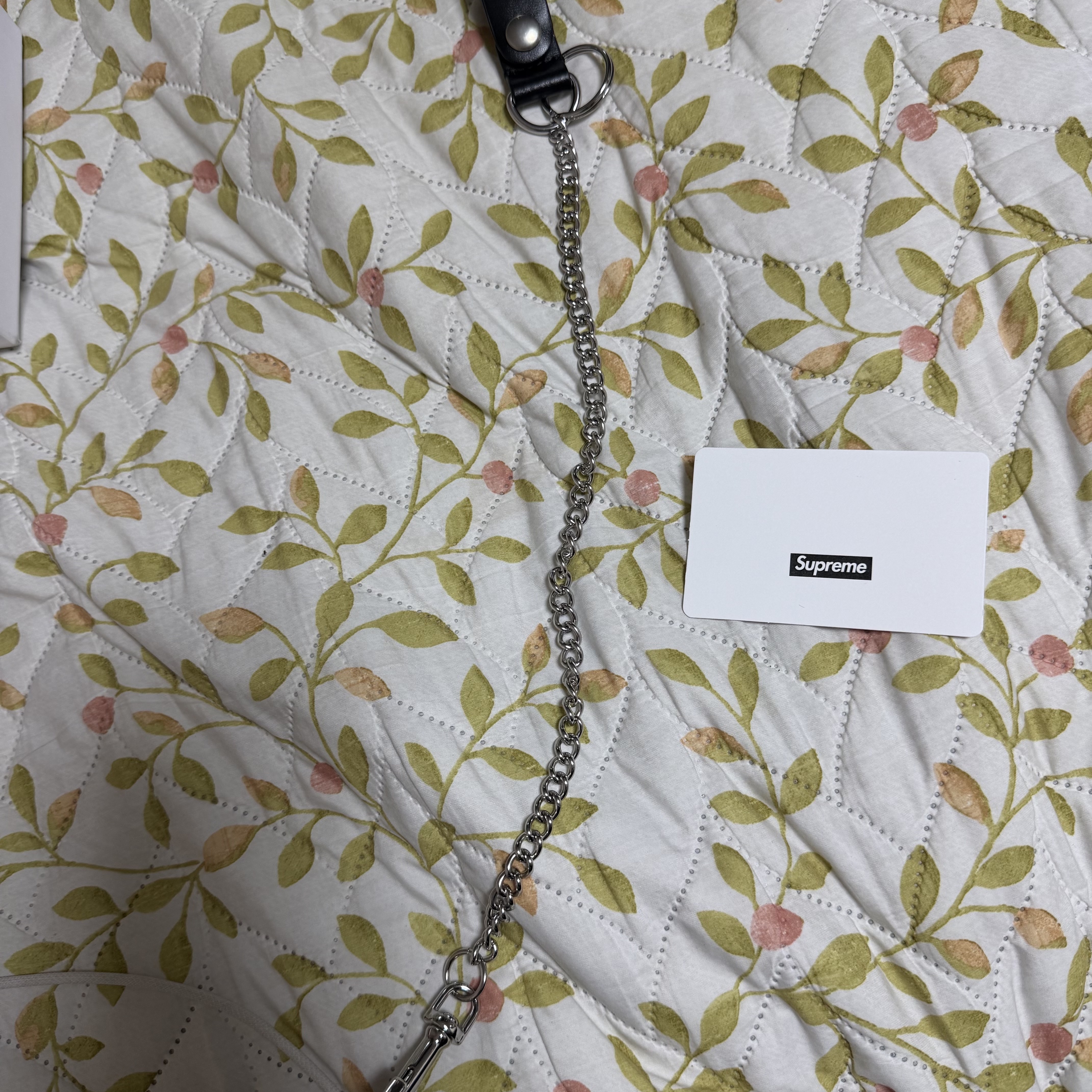 Supreme Leather Chain Wallet Black 착용 스타일 - 8