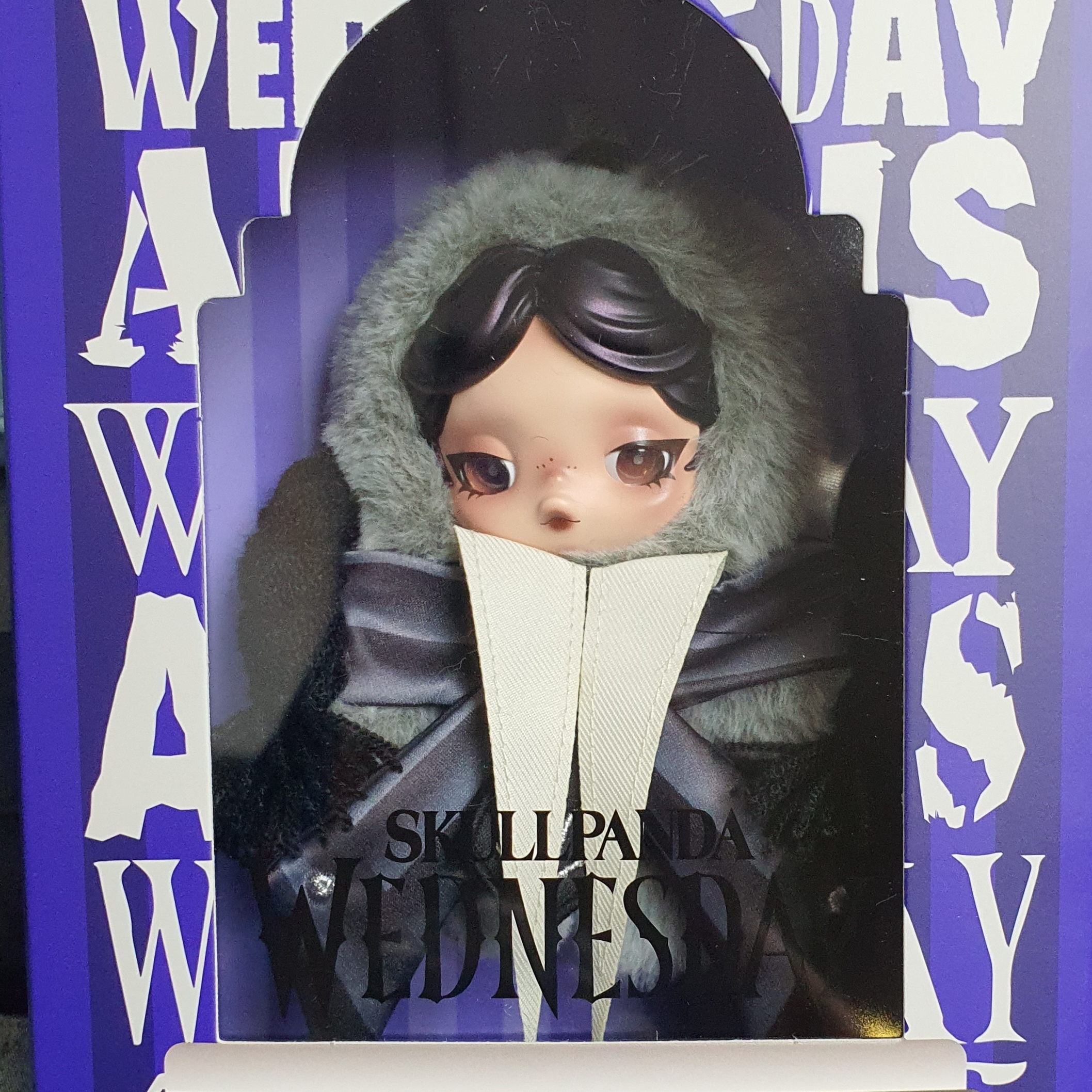 Pop Mart Skullpanda x Wednesday Plush Nevermore Academy Uniform Version 착용 스타일