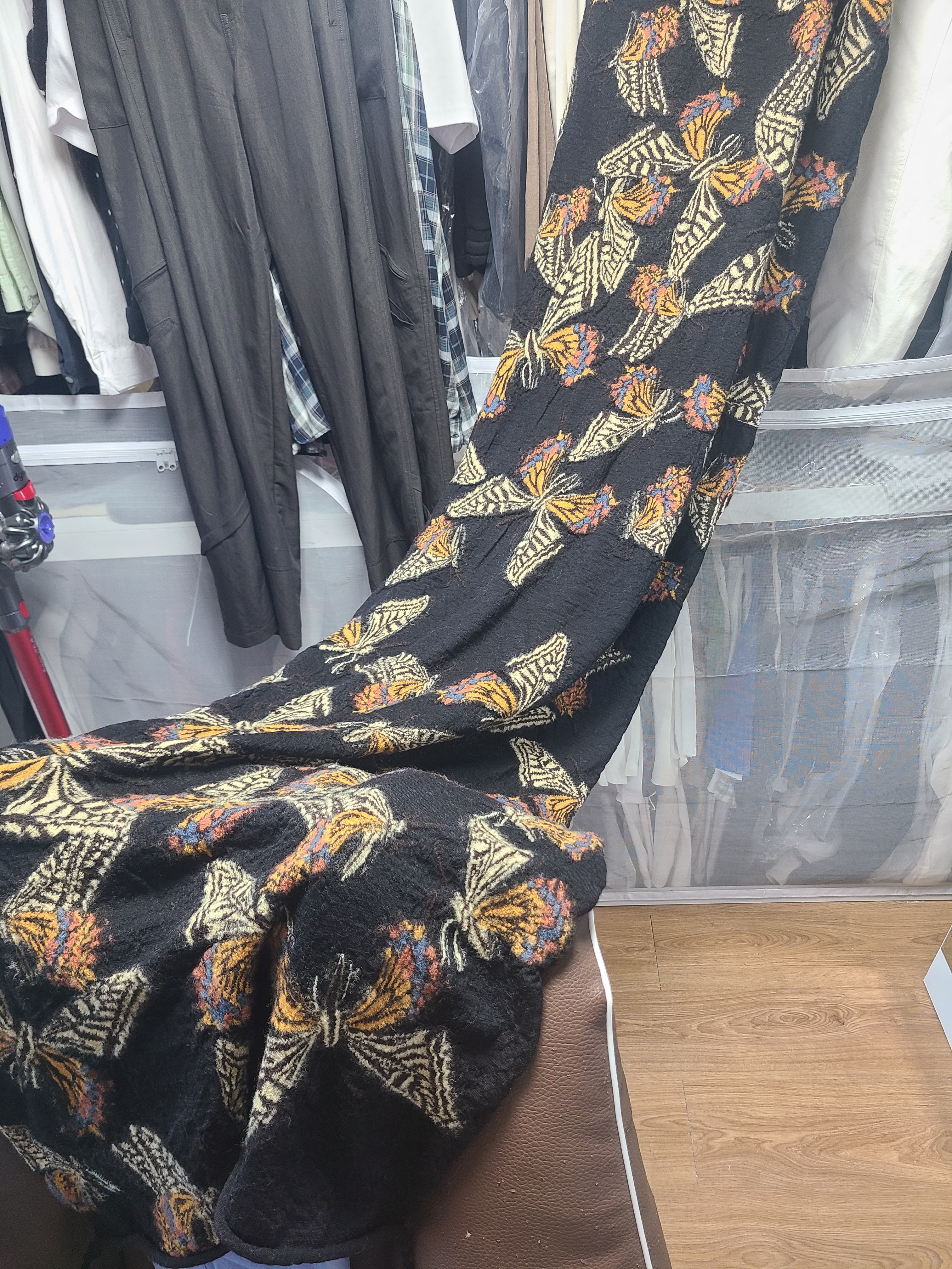 Kapital Full Length Wool Butterfly Muffler Black 착용 스타일 - 1