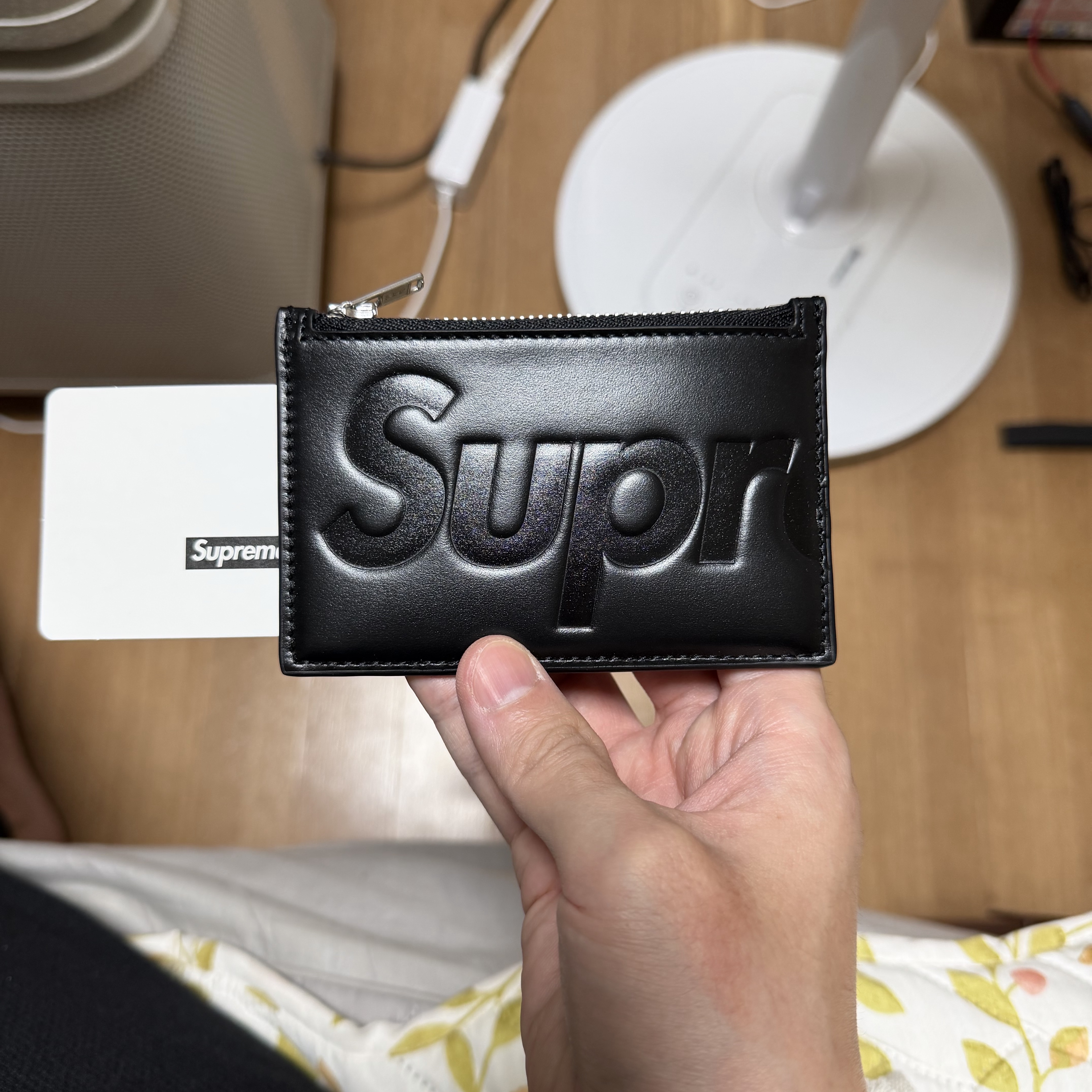 Supreme Leather Zip Card Holder Black 착용 스타일 - 2