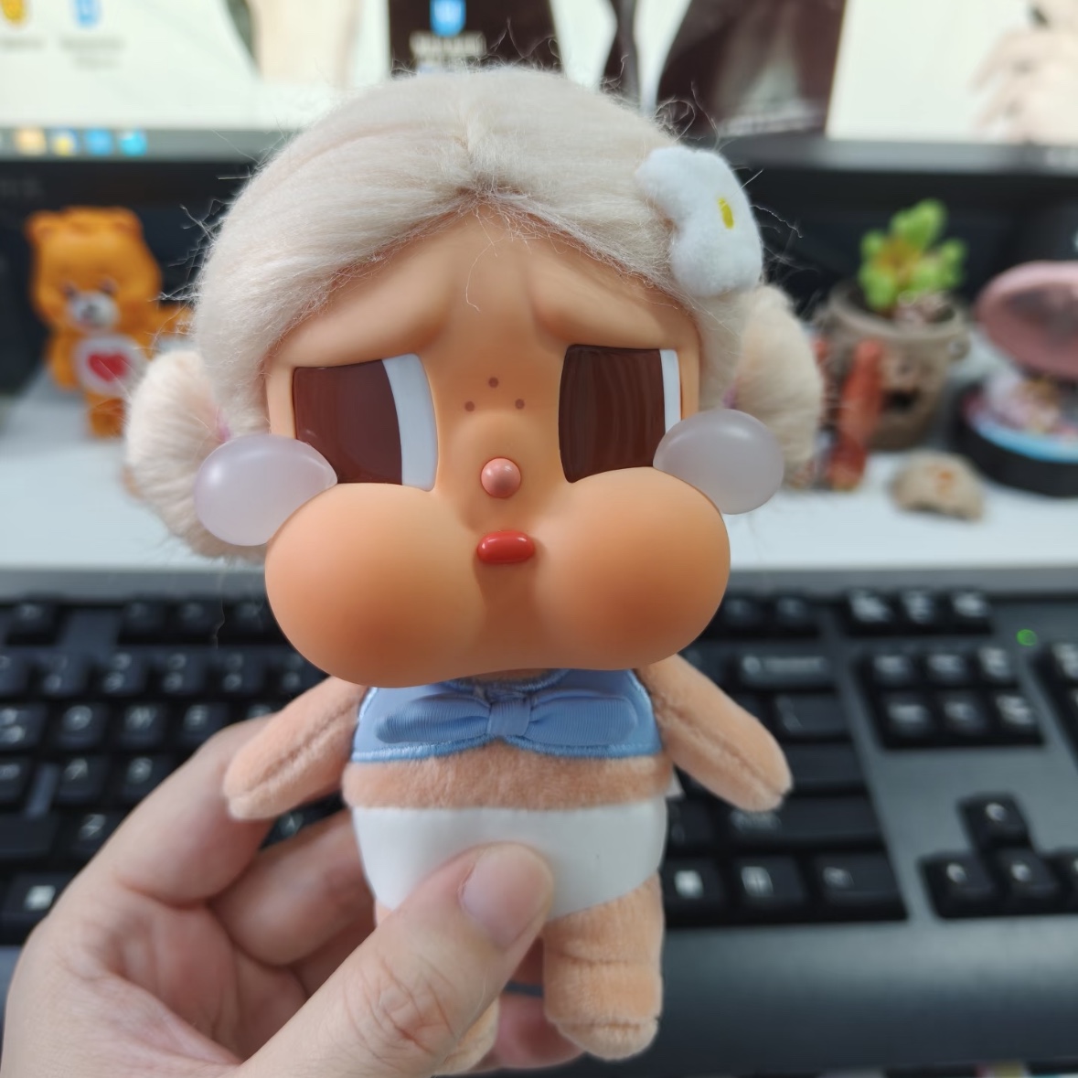 Pop Mart Crybaby Vacation Mode On Series Vinyl Plush Pendant Chilling on the Beach (Opened Case) 착용 스타일