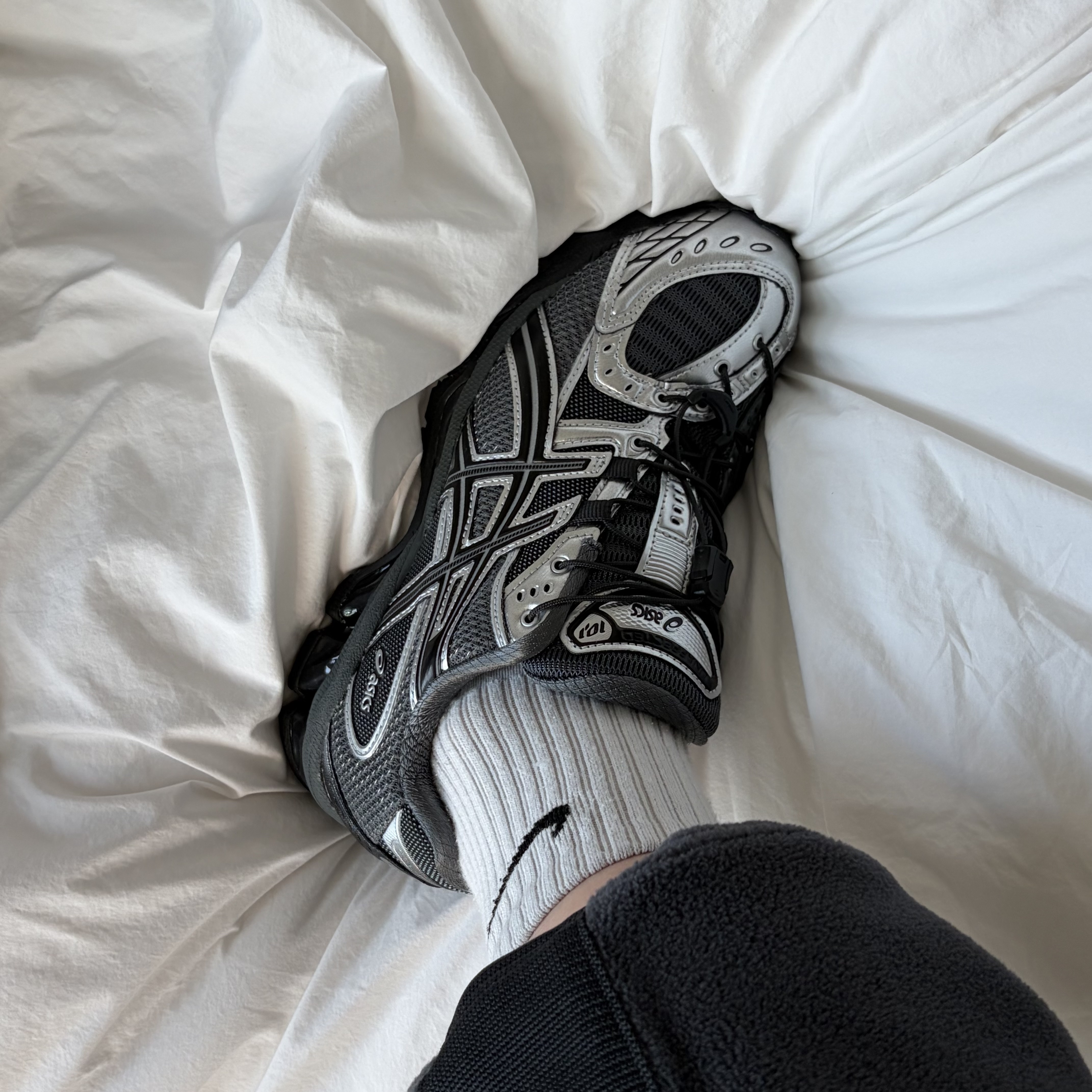 Asics x Unaffected Gel-Nimbus 10.1 Silver Black 착용 스타일