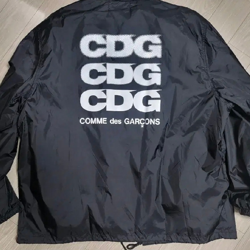 CDG Logo Coach Jacket Black 착용 스타일