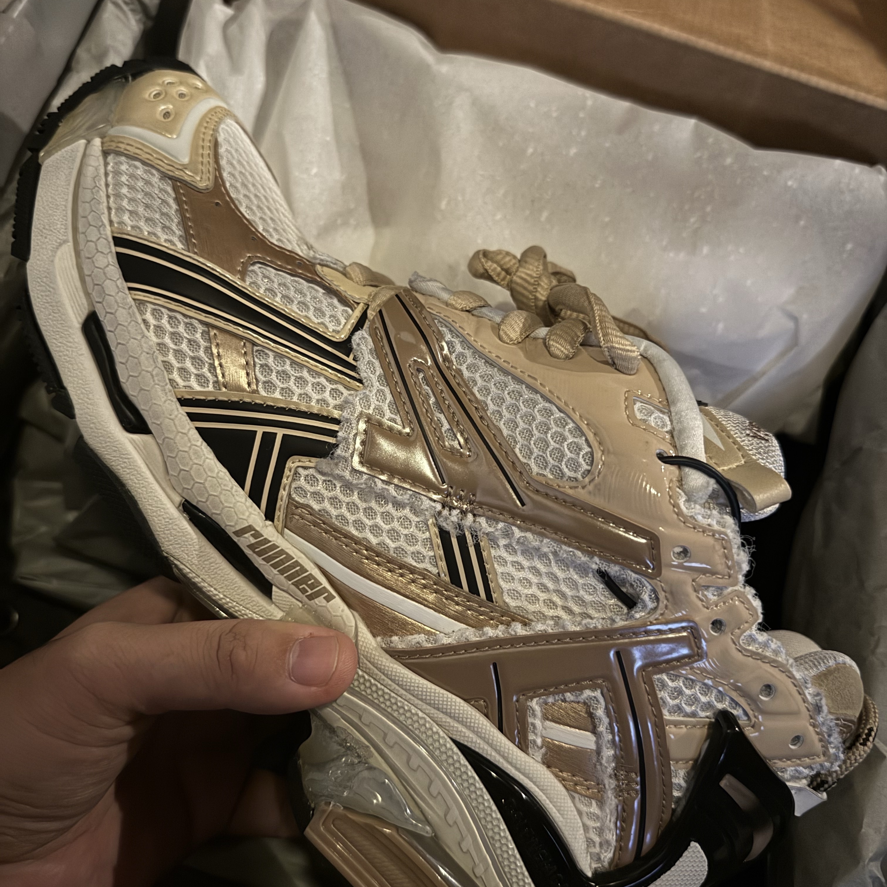 Balenciaga Runner Sneakers Beige Black White 착용 스타일