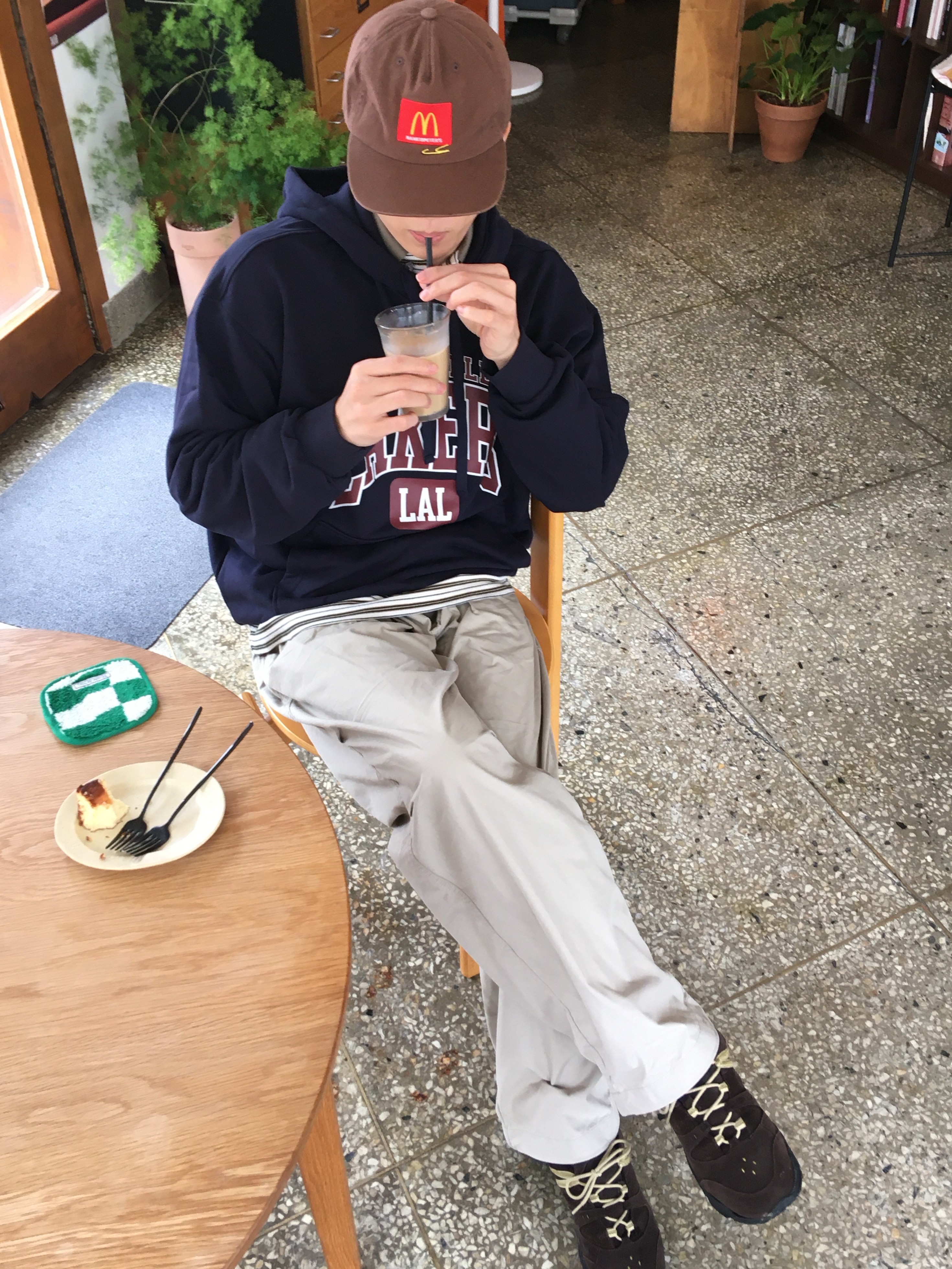 [6% 적립] NegativeThree Moley Tracking Sneakers Nut Brown 착용 스타일 - 1