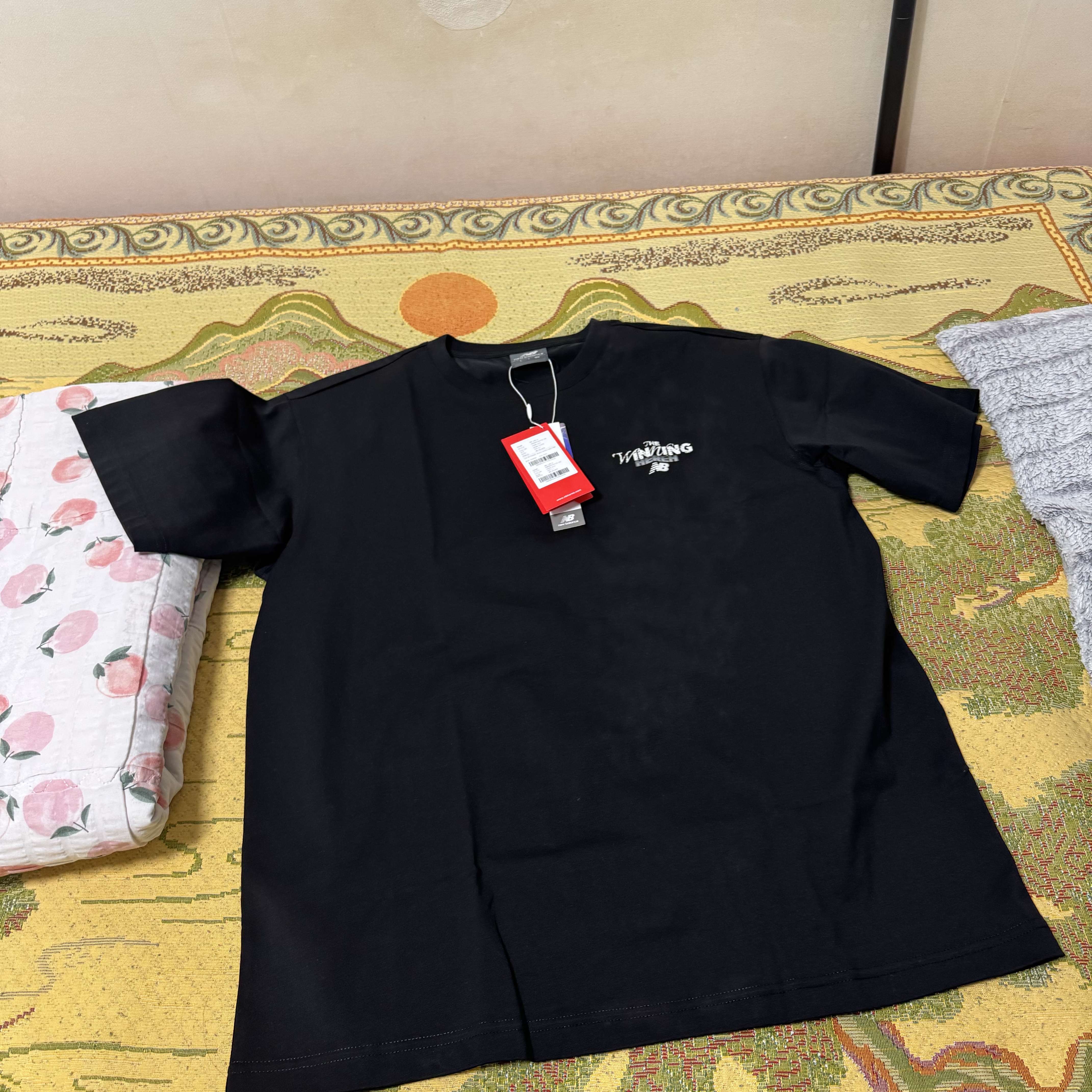 New Balance x IU World Tour T-Shirt Black 착용 스타일