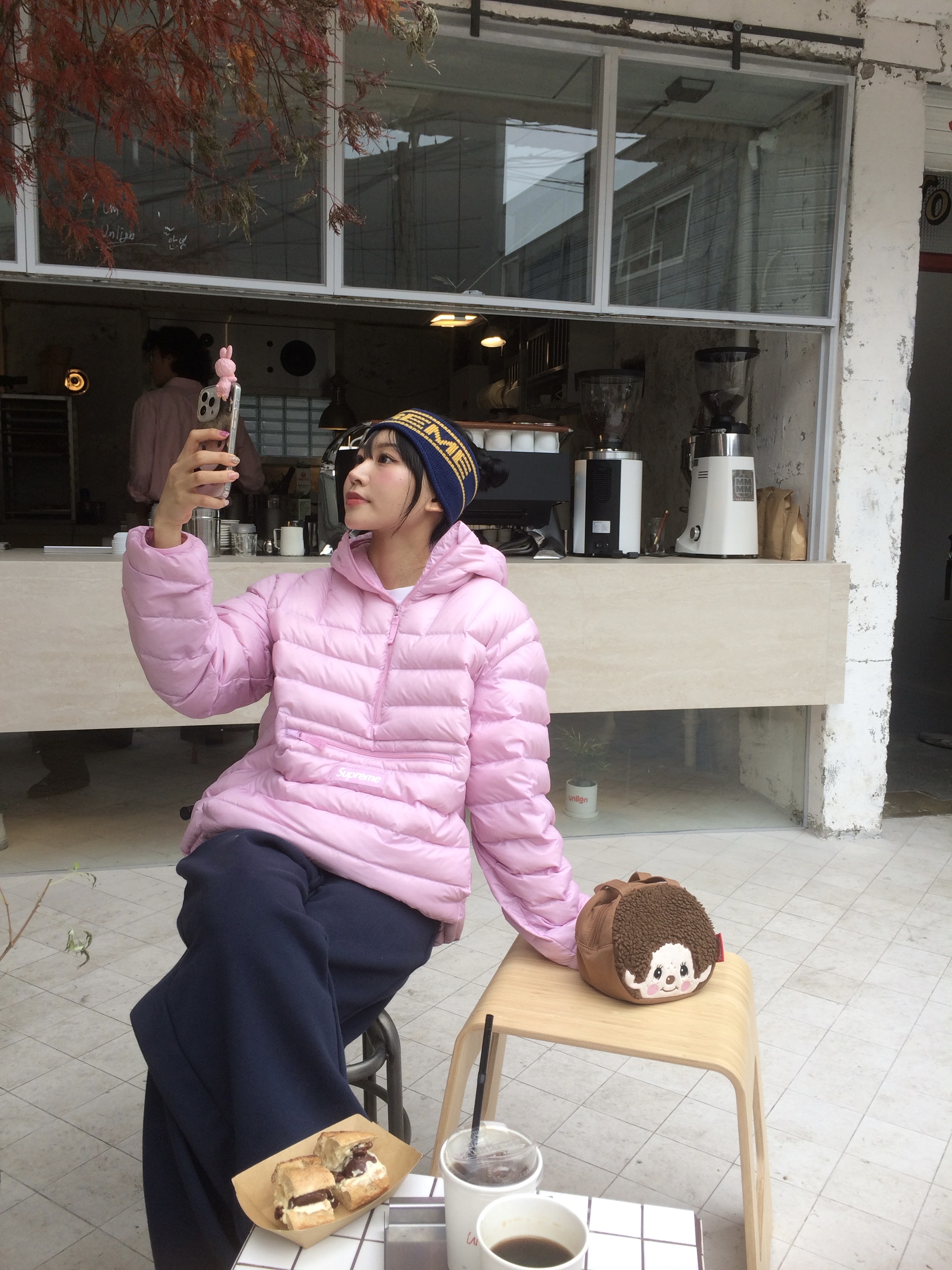 Supreme Micro Down Half Zip Hooded Pullover Light Pink - 25FW, Supreme Contrast Logo Headband Navy - 25FW 착용 스타일 - 5