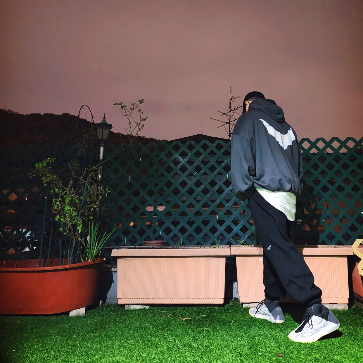 Yeezy Gap Engineered By Balenciaga Flame Cap Black, Yeezy Gap Engineered By Balenciaga Dove Hoodie Black 착용 스타일 - 2